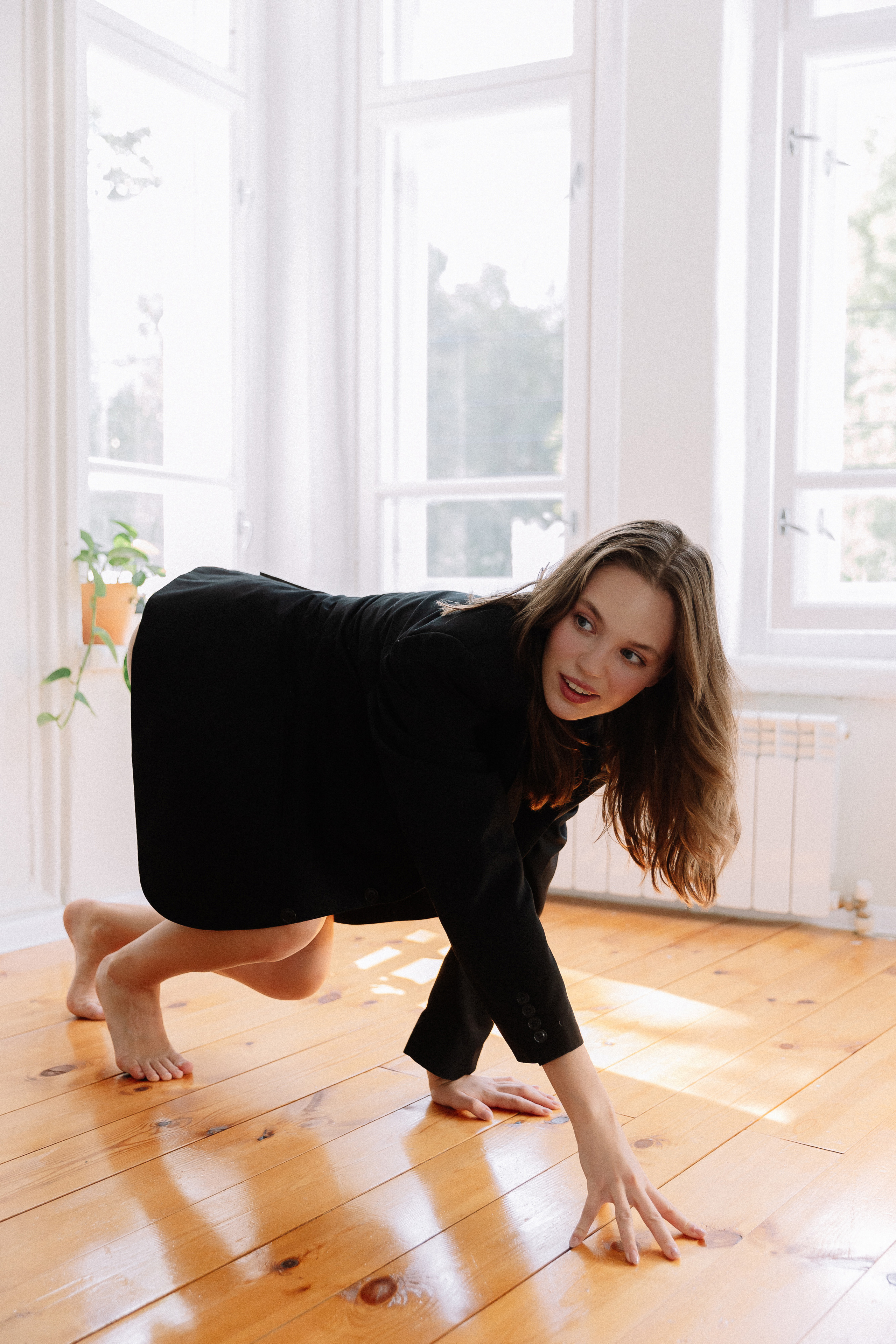 She loved strange poses. Э Т О М Ы