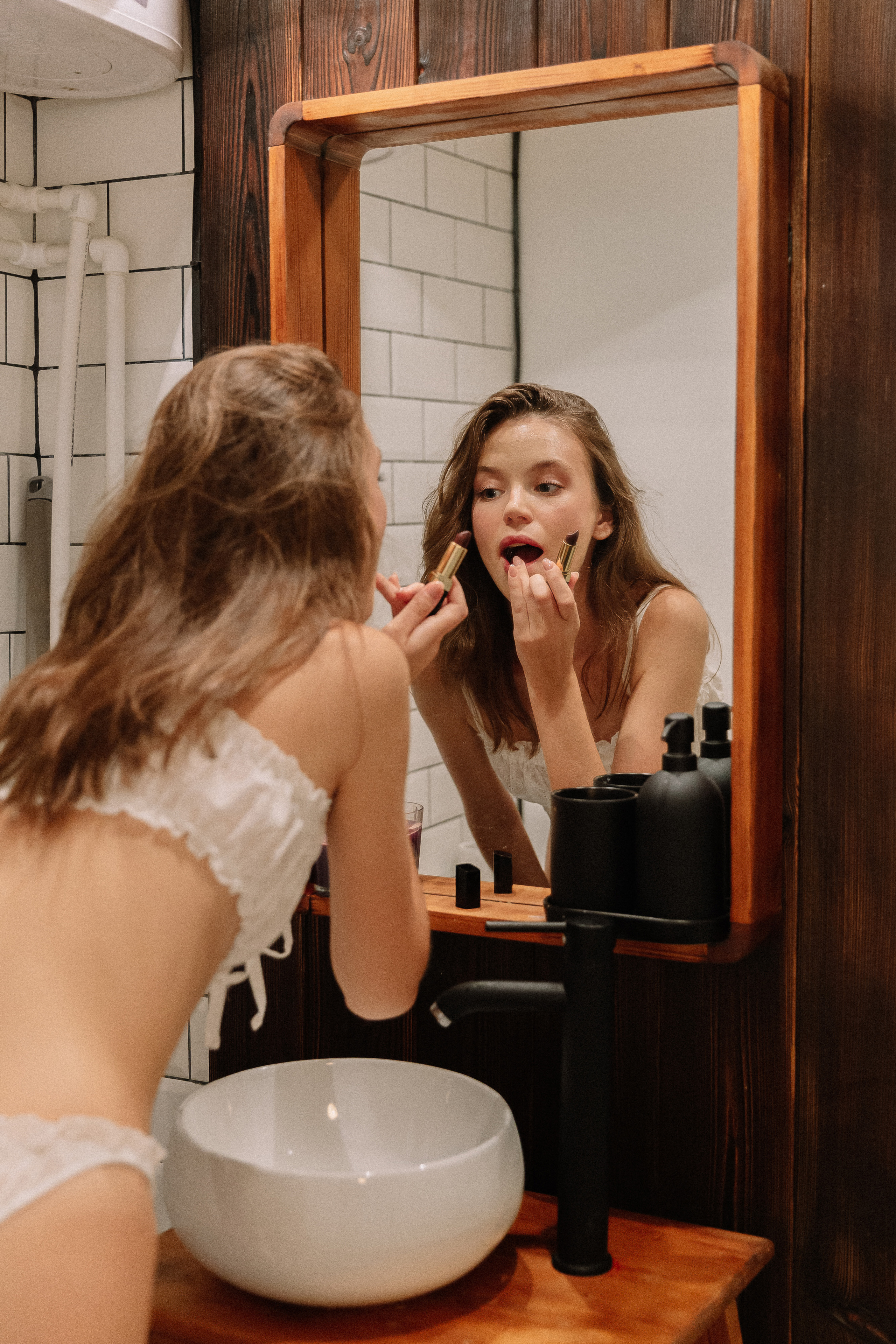 She loved strange poses. Э Т О М Ы