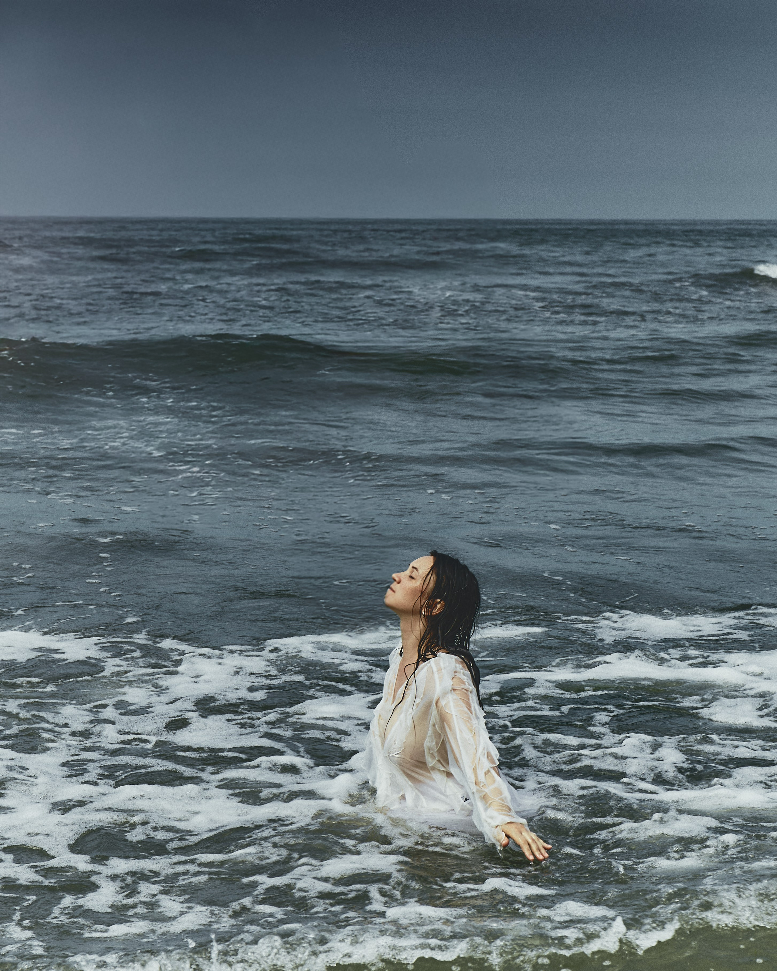 Женская индивидуальная фотосессия у берега балтийского моря для девушки фэшен фотографом Екатериной Врублевской отель Метрополь Зеленоградск Балтийк Куршская коса