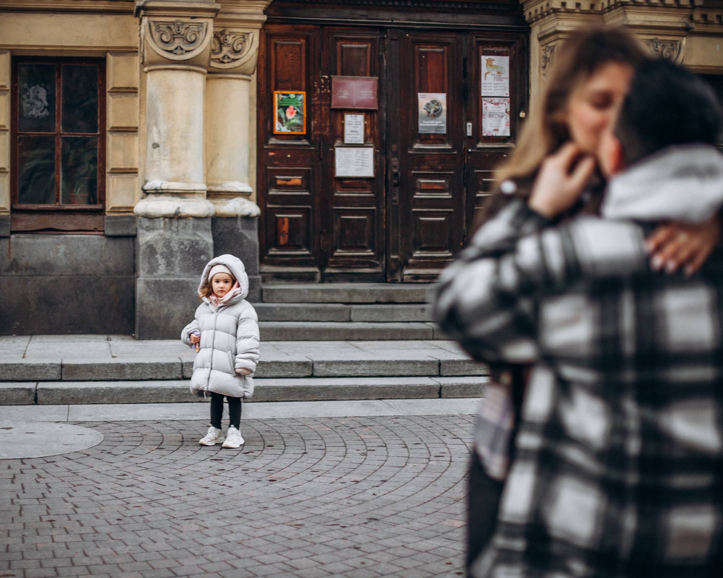 Юлия с семьей в апреле. Фотопрогулка в Петербурге. Индивидуальный и семейный фотограф в Санкт-Петербурге