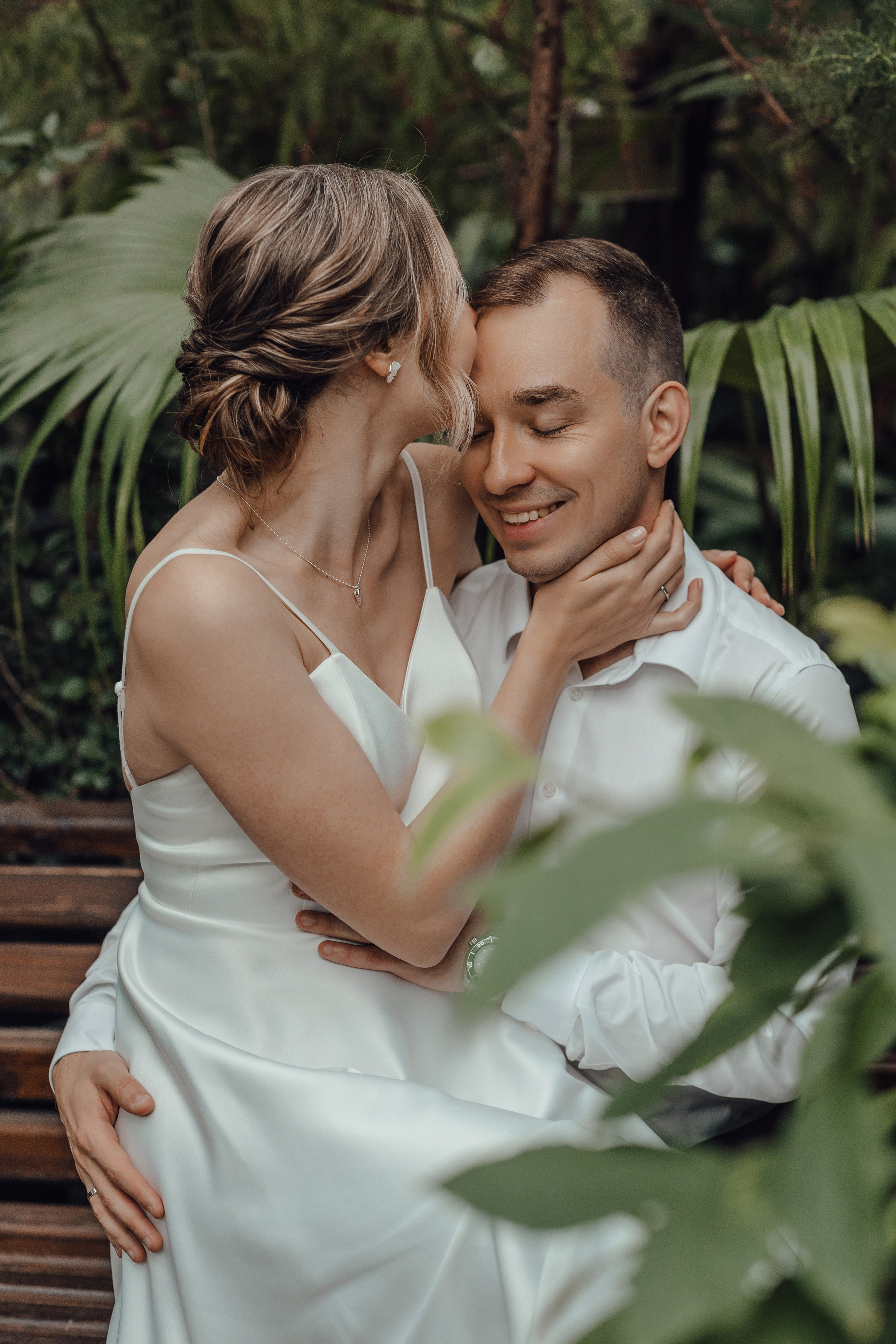 Свадебная фотосессия в Старой фондовой оранжерее Ботанического сада имени Цицина Ран в Москве