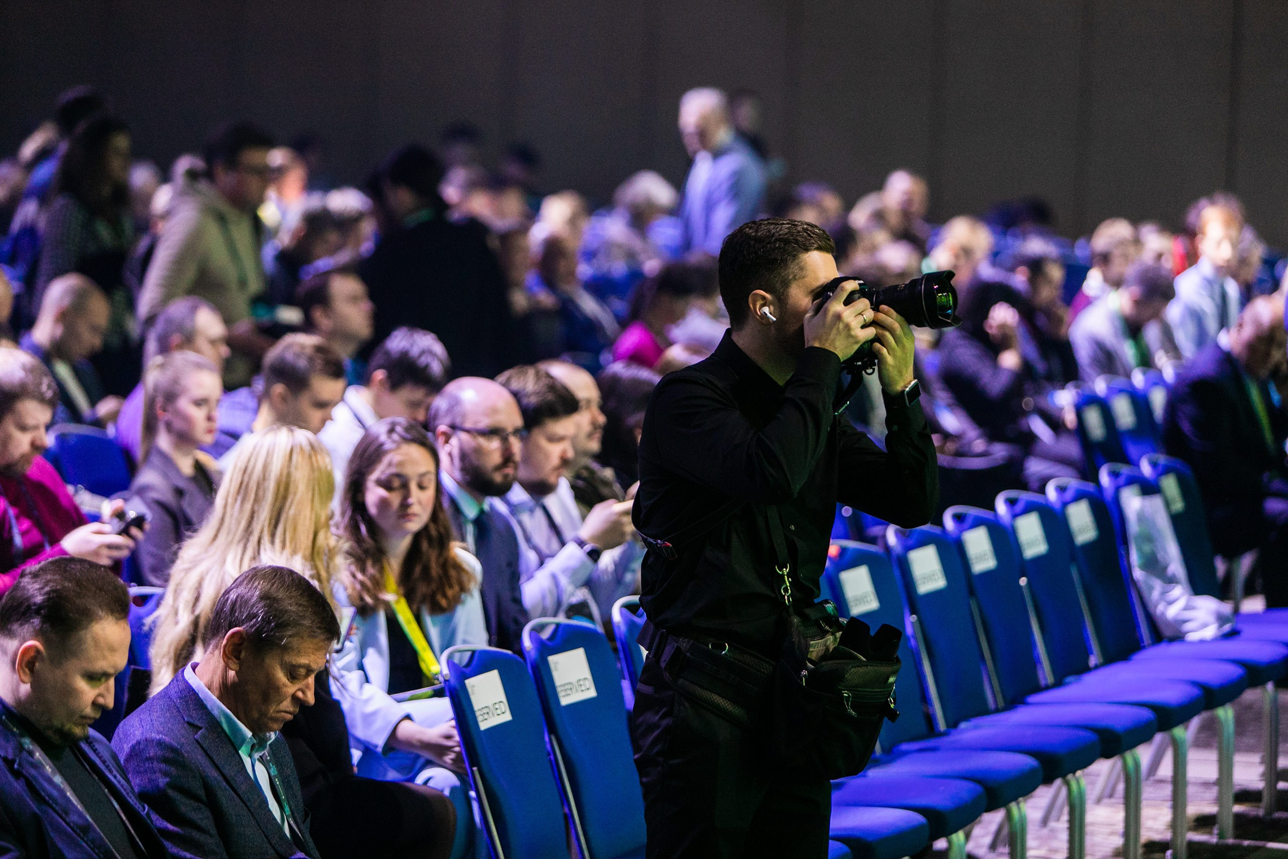 Команда фотографов на мероприятие. Репортаж, деловой портрет, мобильная фотостудия с моментальной печатью