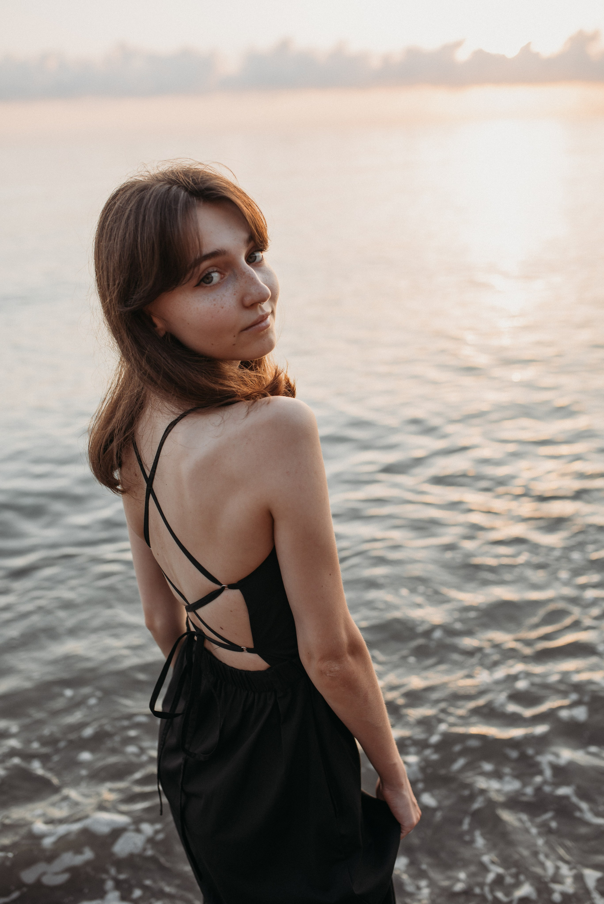 Семейная фотосессия мамы с дочками на берегу моря в Сочи Сириус Адлер. Фотограф в Сочи — Маргарита Поганова