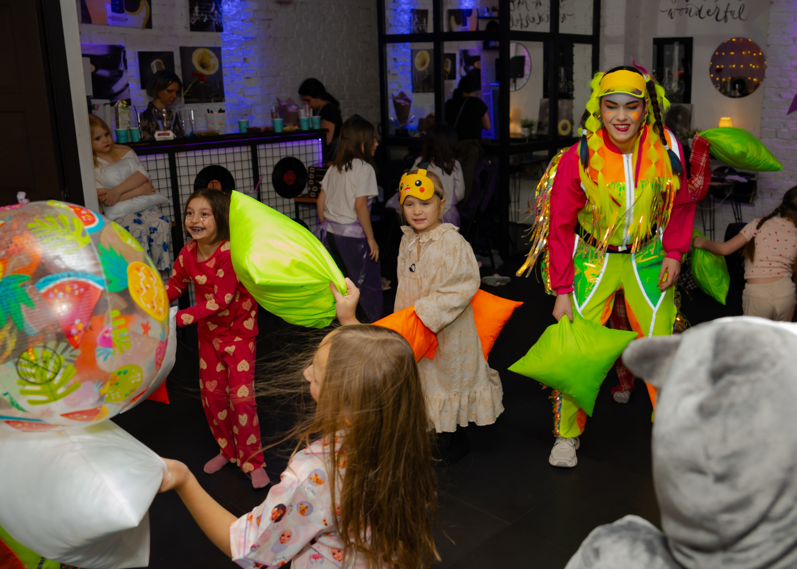 Битва подушками. Крамер Юлиана детский и семейный фотограф