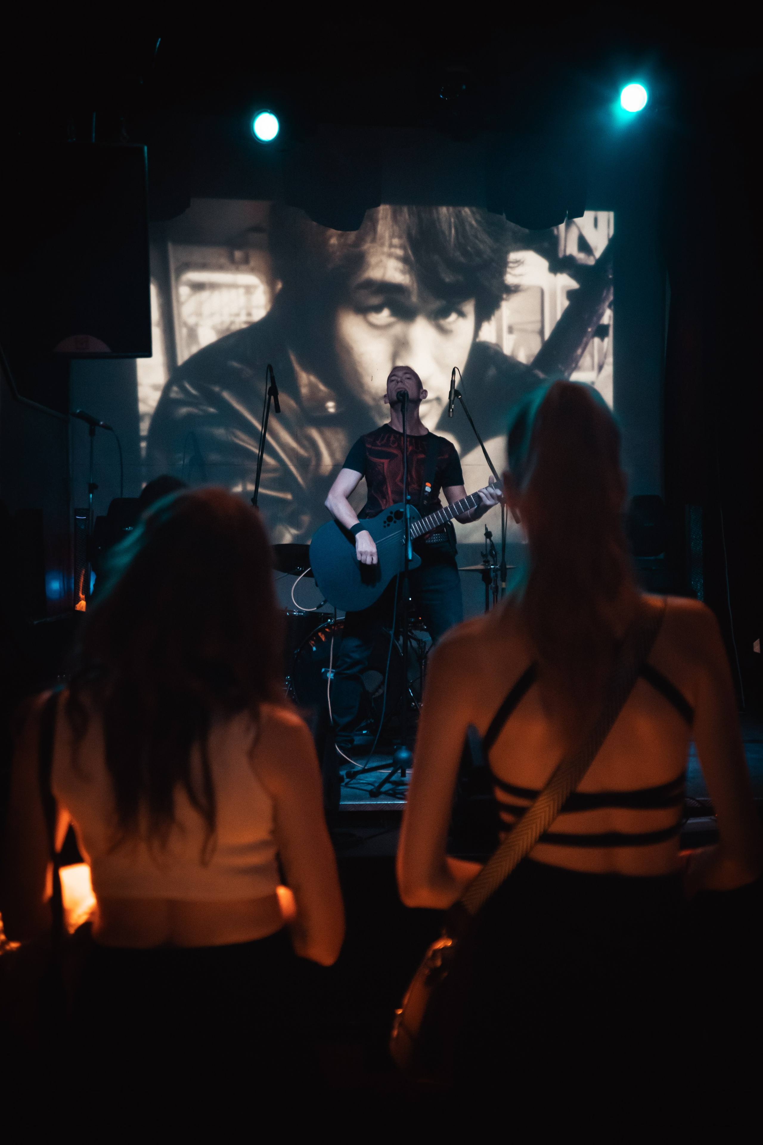 Павел Горловой, Концерт памяти В.Цоя, 16.08.2025, Эрмитаж. Фотограф Регина Крикунова г. Красноярск