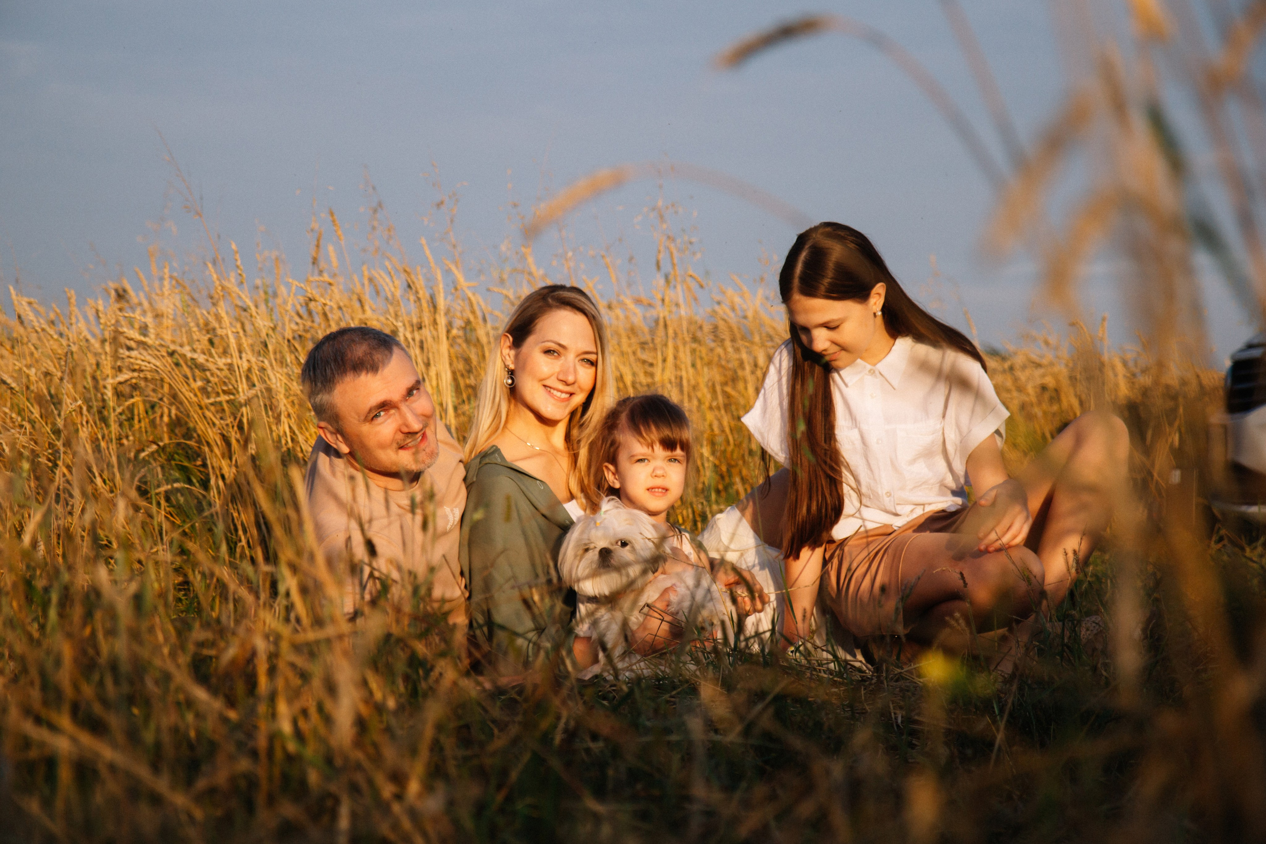 Семейная фотосессия на закате в полях. Семейный фотограф в Томске Максимова Екатерина