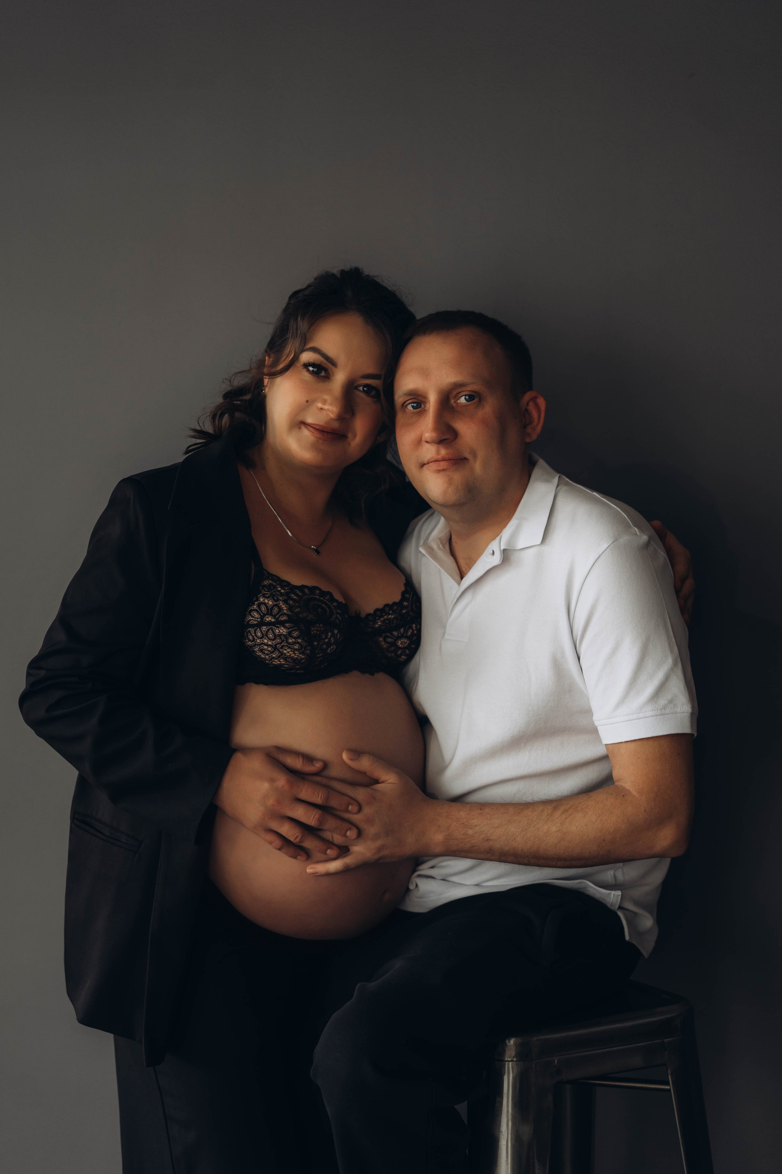 Беременность съемка пары в студии. Фотограф Екатеринбург Кокшарова Александра