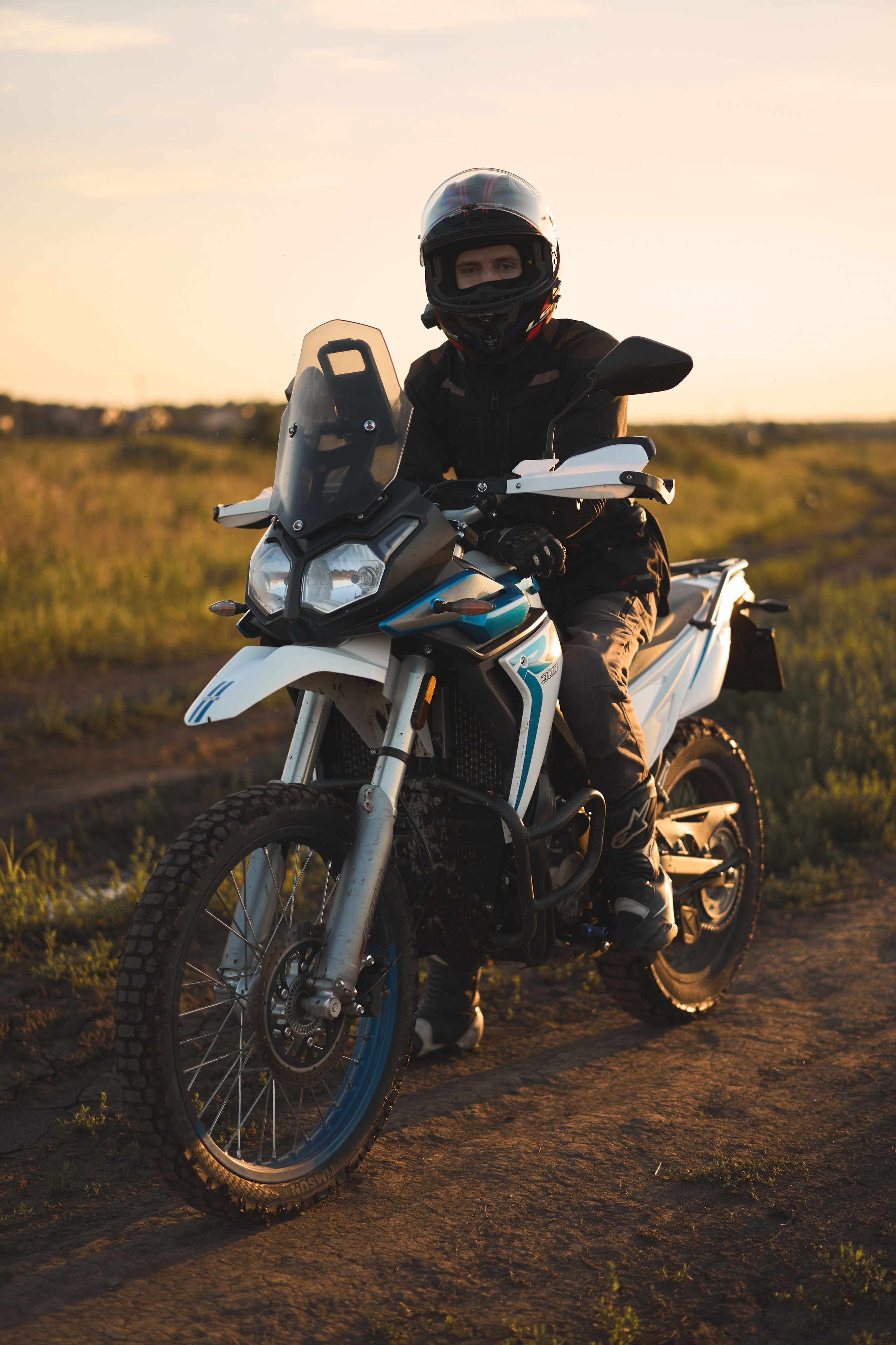 Съемка на закате с мотоциклом в поле. Фотограф Екатеринбург Кокшарова Александра