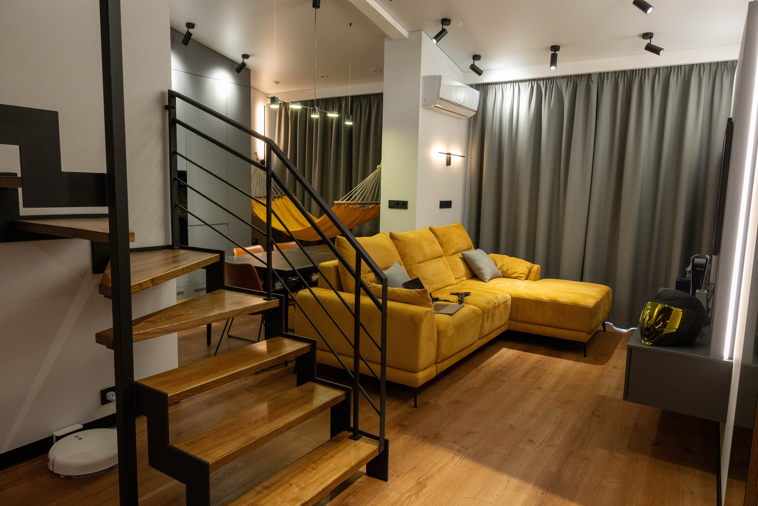 The apartment is on two levels. Fotograf Dmitrii Donets