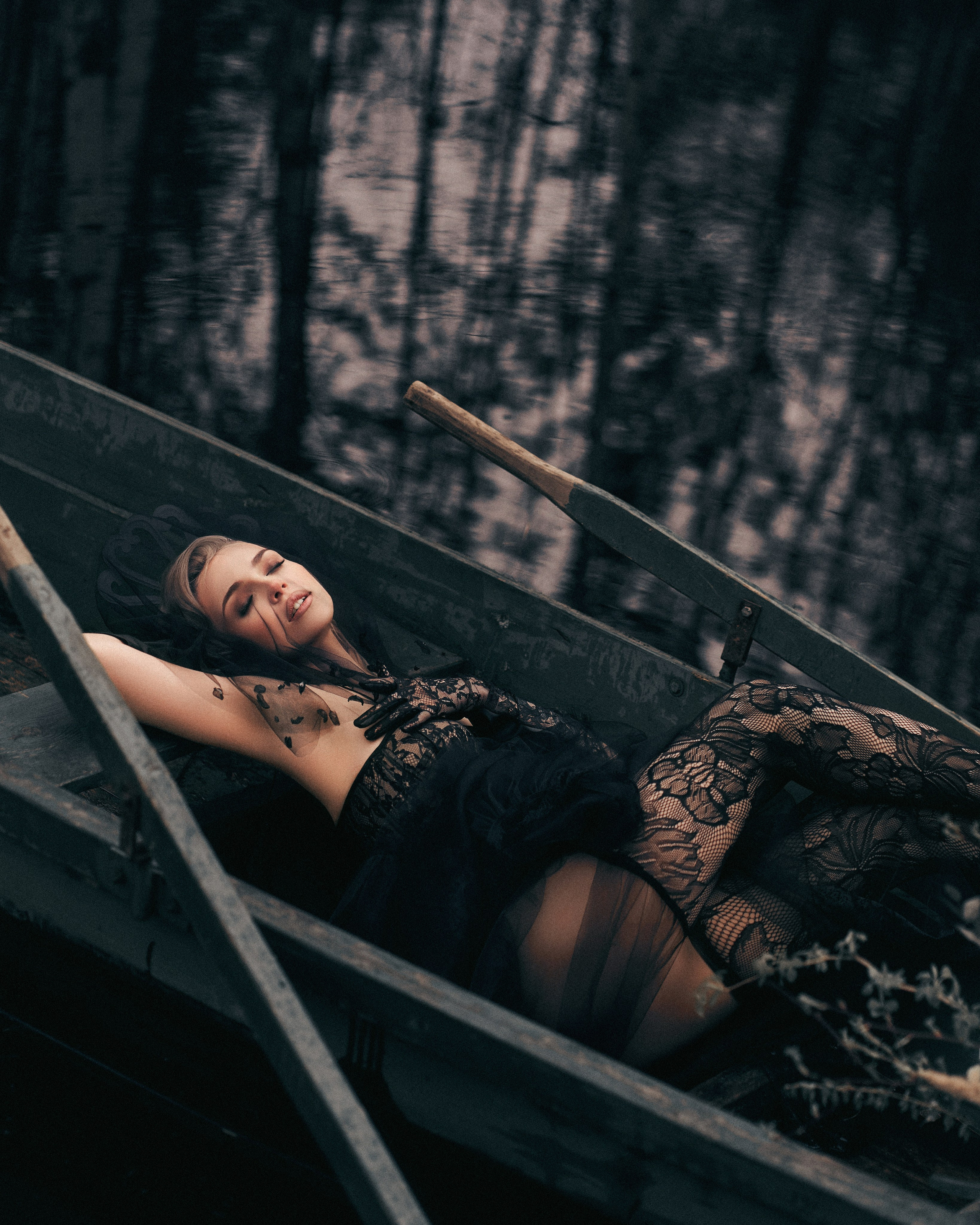 Лодка на Озере — природная локация для фотосессий в Зачарованном саду, Екатеринбург. Фотостудия «Зачарованный Сад» в 20 минутах от центра Екатеринбурга