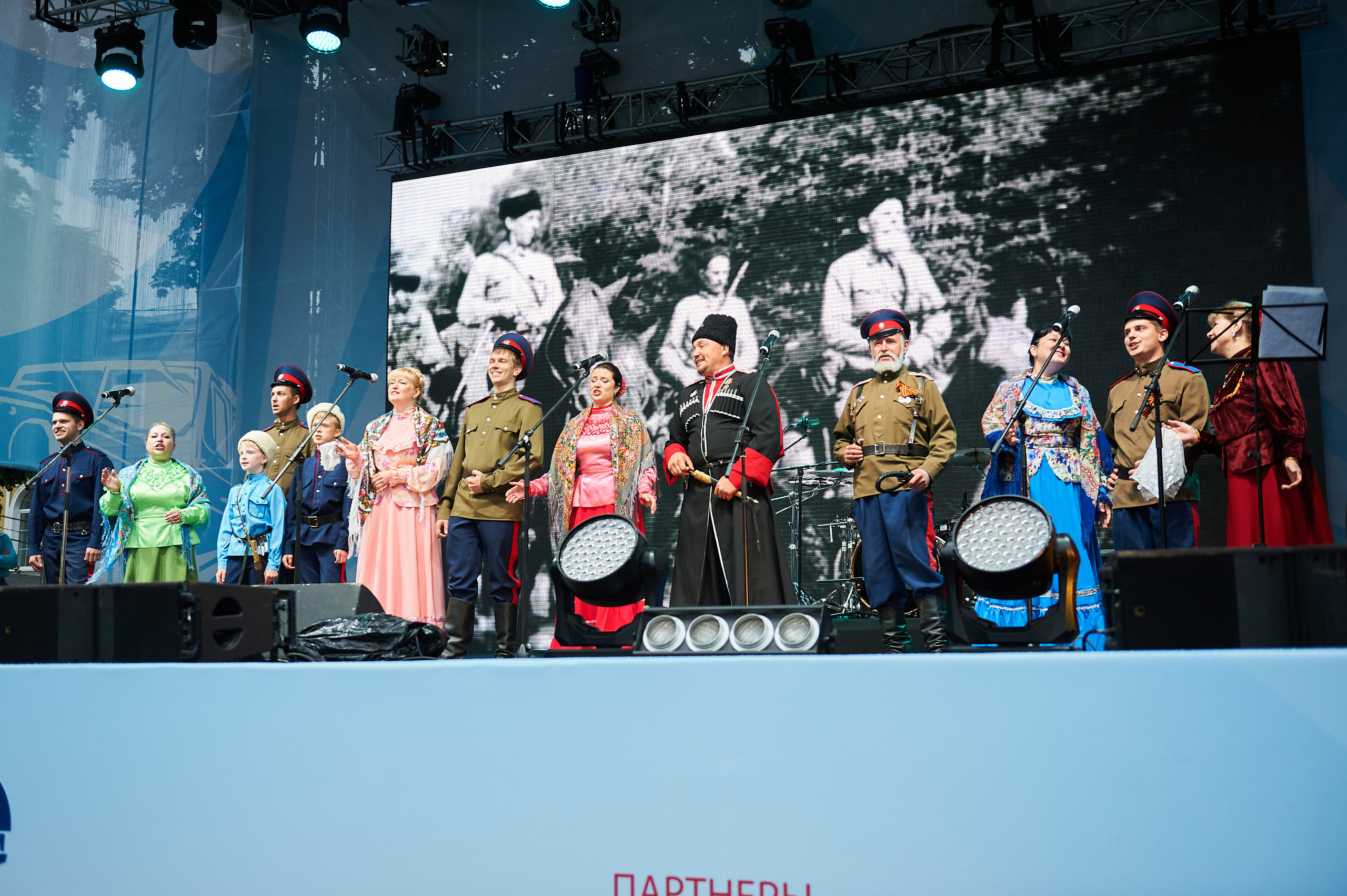 Концерт «Дорогами побед» группа «Любэ» и другие. Услуги фотографа в Смоленске. Фотограф на свадьбу