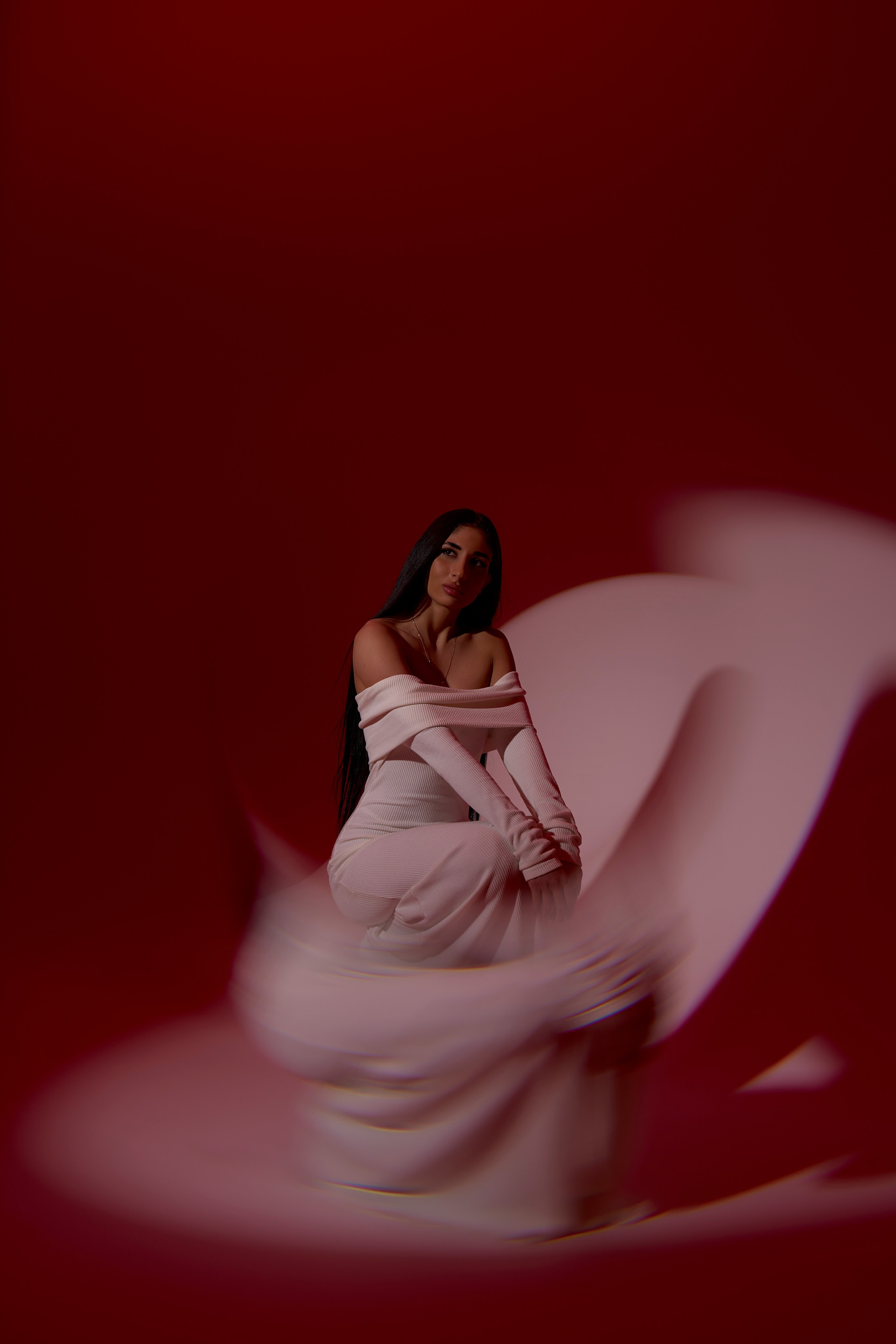 Fashion-фотосессия в Москве: девушка в белом платье на фоне красного вихря, визуальное искажение, арт-съёмка