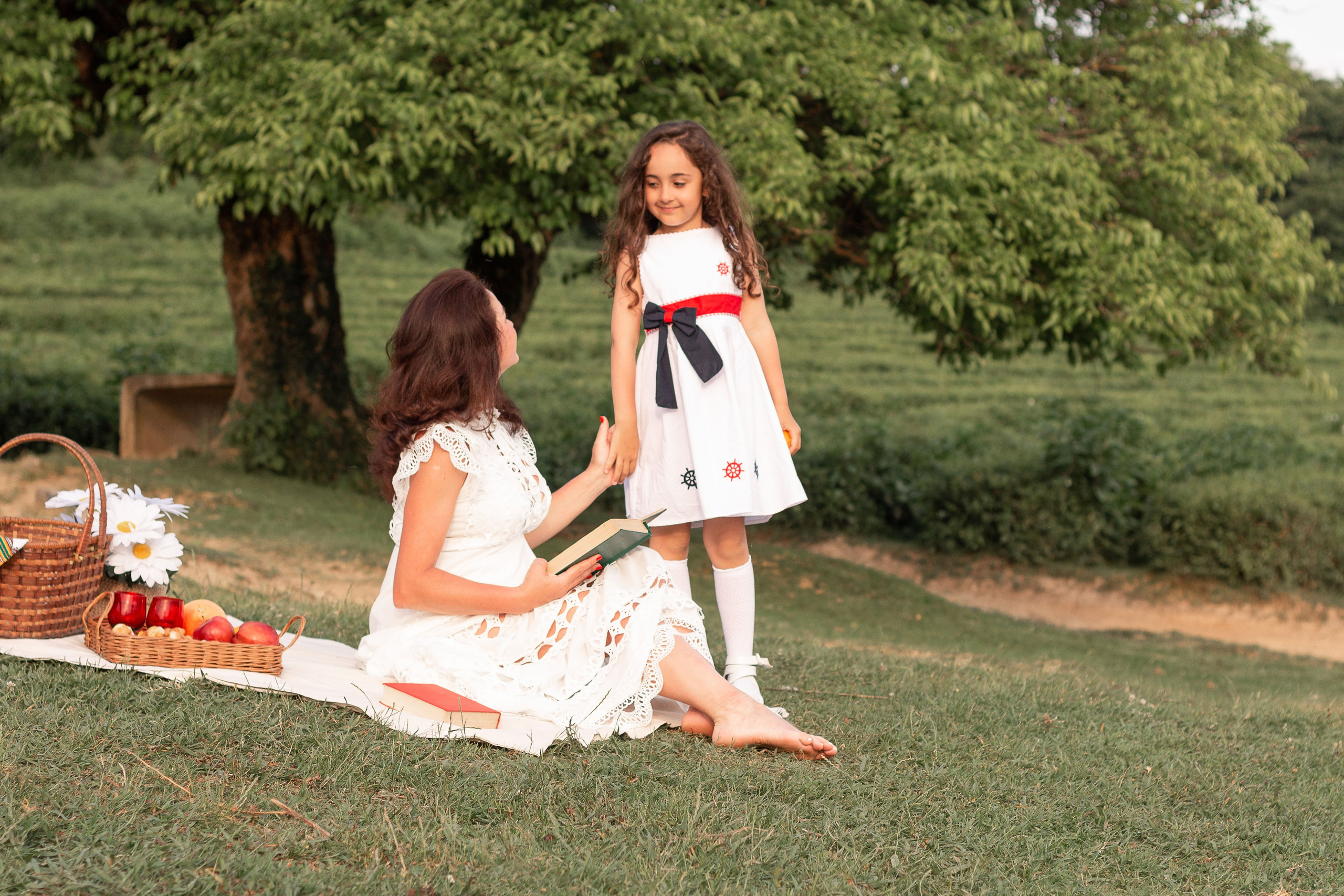 Мама с дочкой встречают закат в горах. Семейный фотограф в Сочи, Лоо, Дагомысе, Вардане Кучумова Олеся