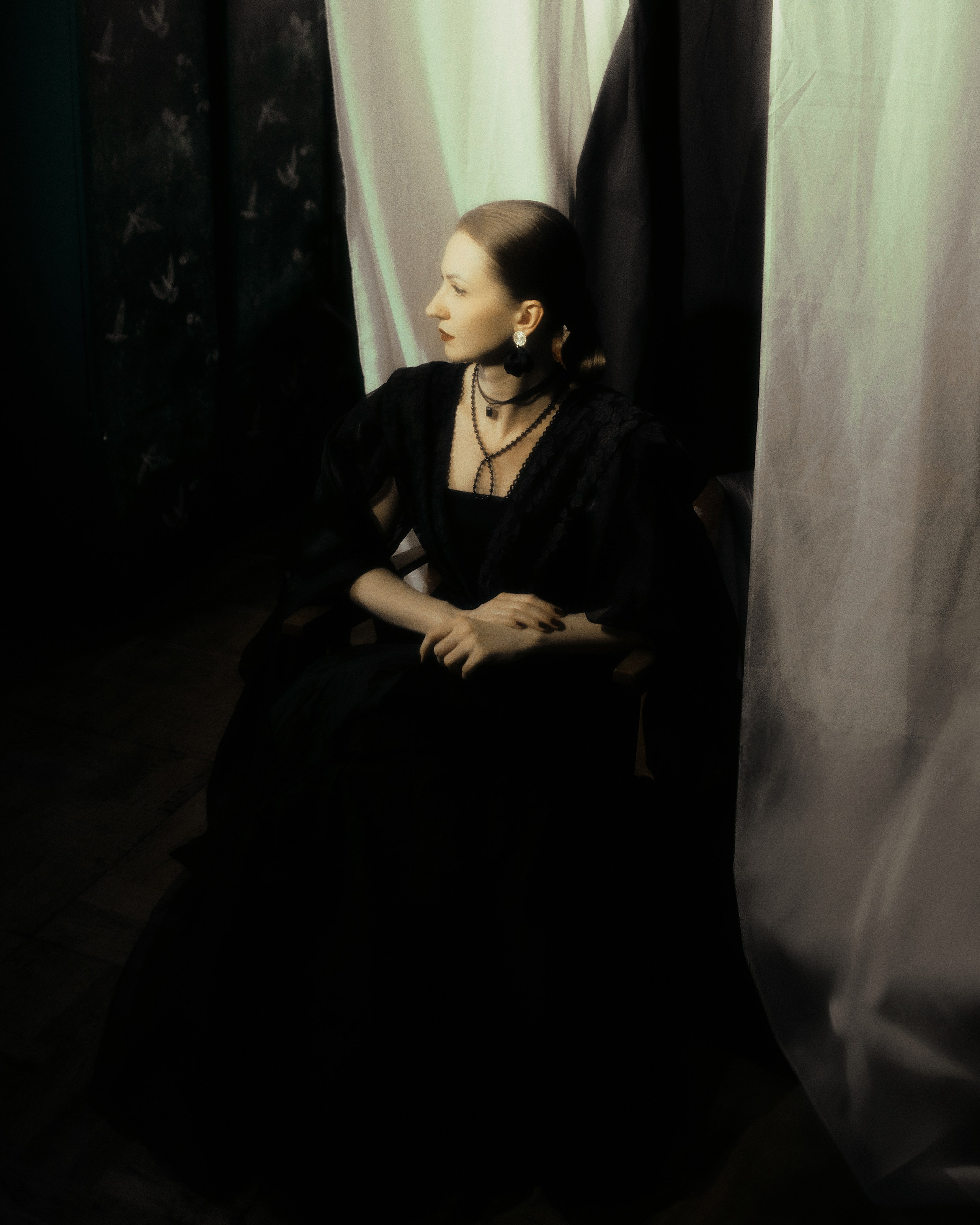 женский портрет в стиле нуар, фотосессия в студии у белой ткани и тёмного фона, фотограф СПб