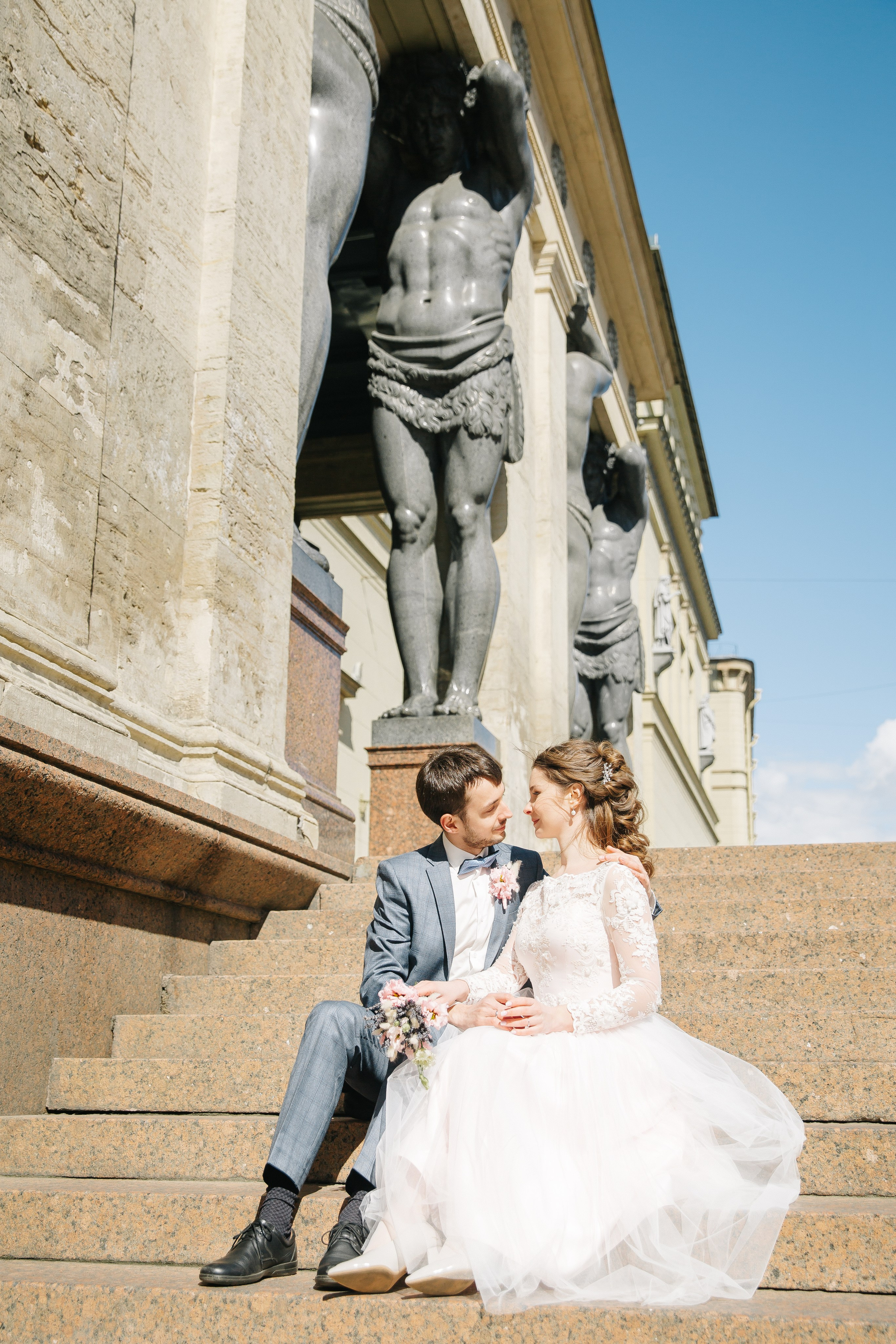 МАЙ | Дворец № 1, Атланты, Эрмитажный дворик. Свадебный фотограф в Санкт-Петербурге Полина Корзухина