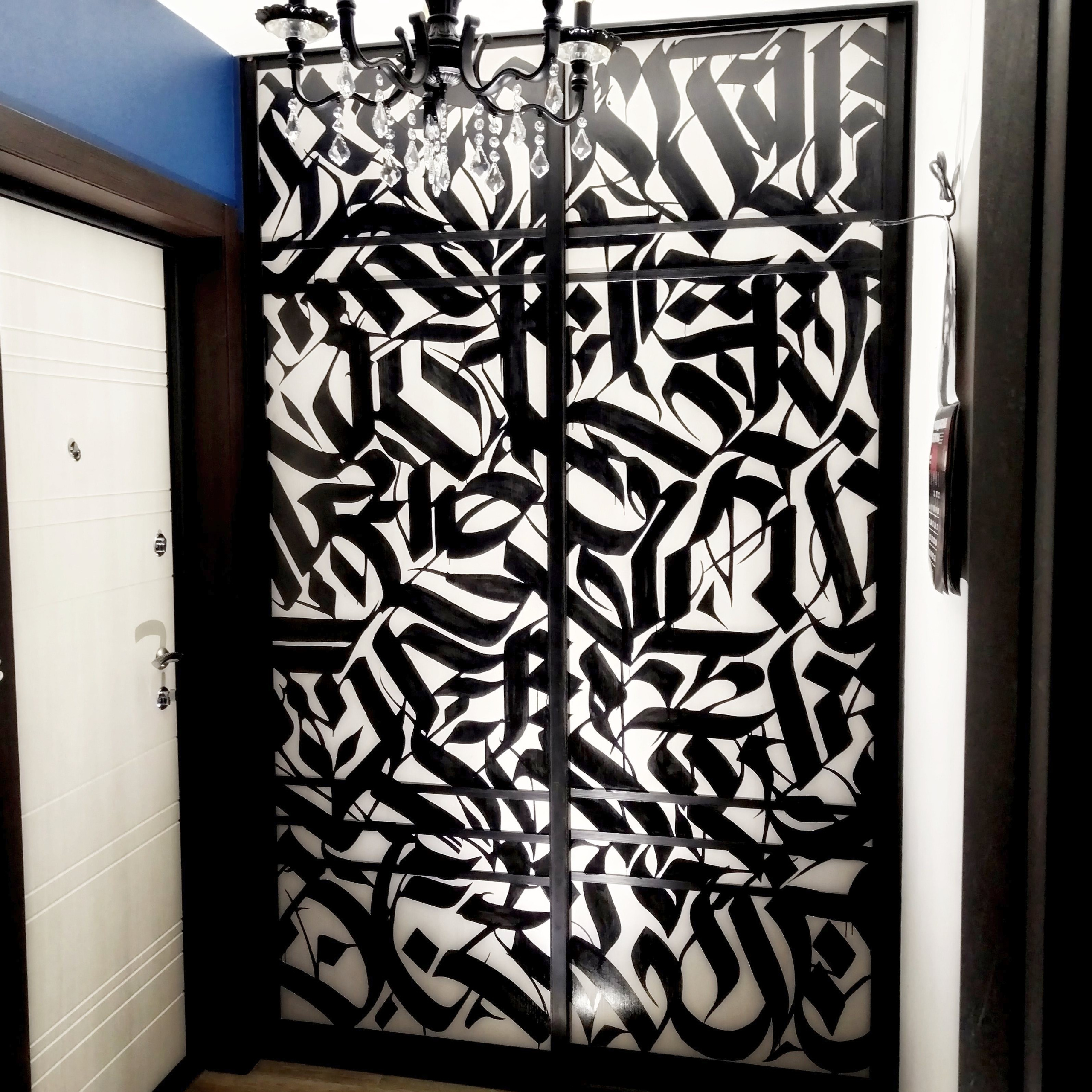 Шкаф-купе в прихожей расписан в стиле каллиграфии