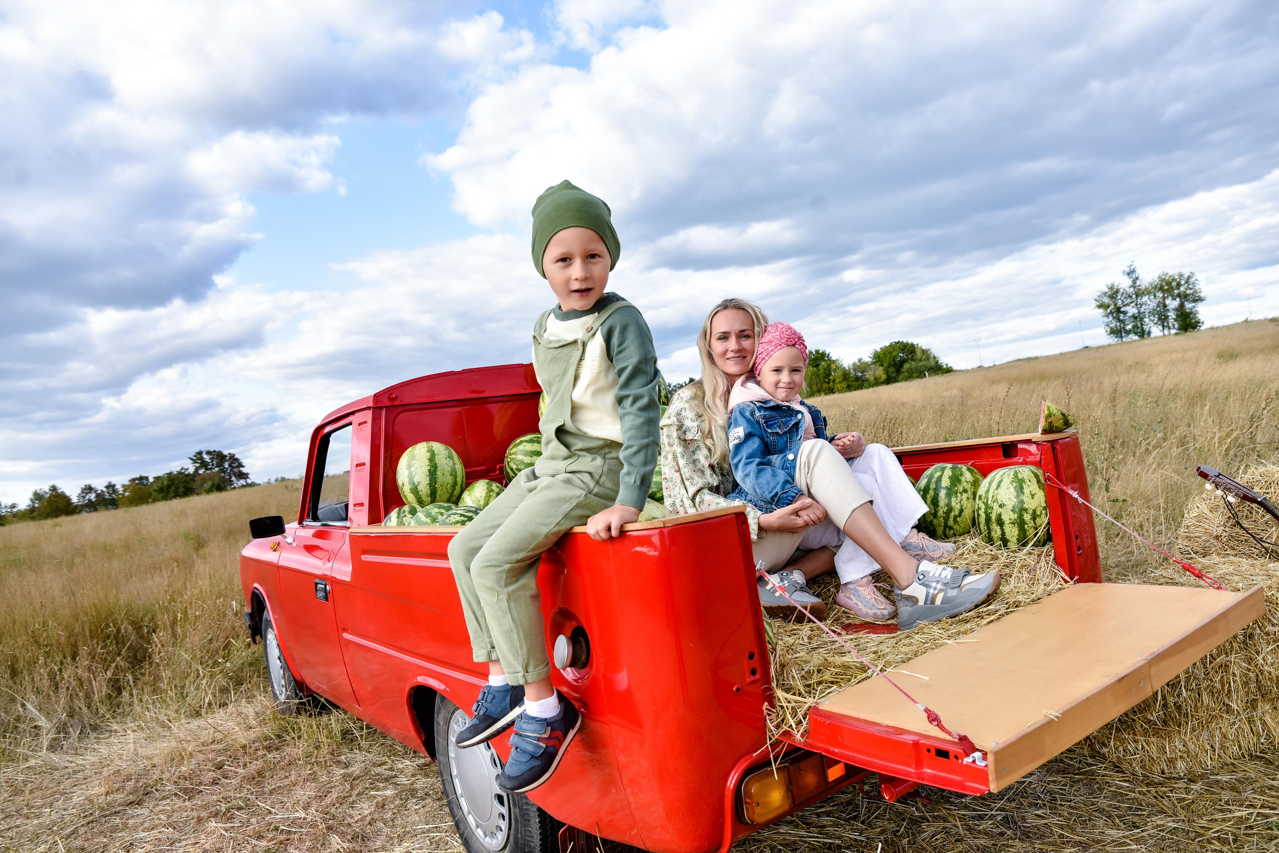 Красный пикап