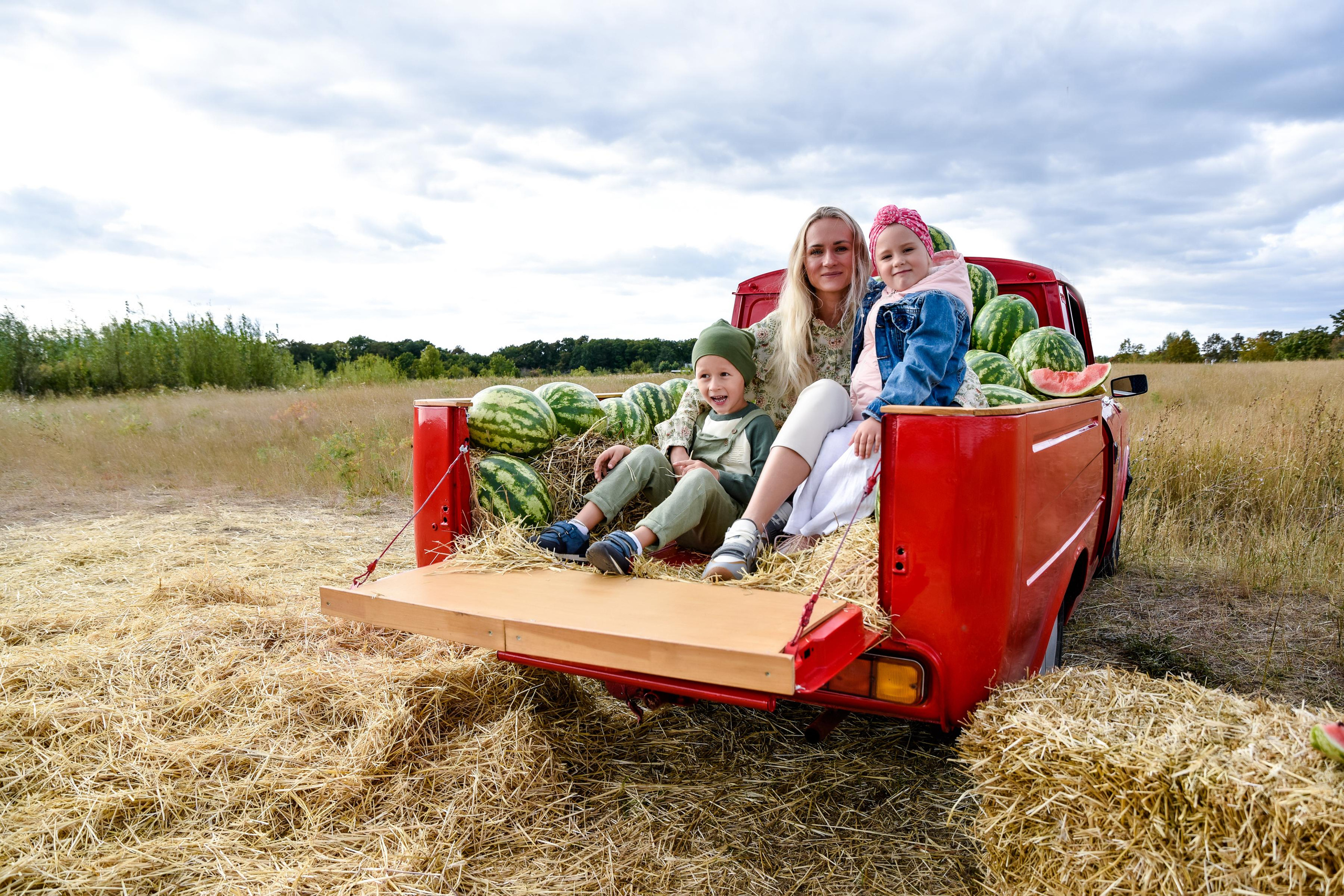 Красный пикап