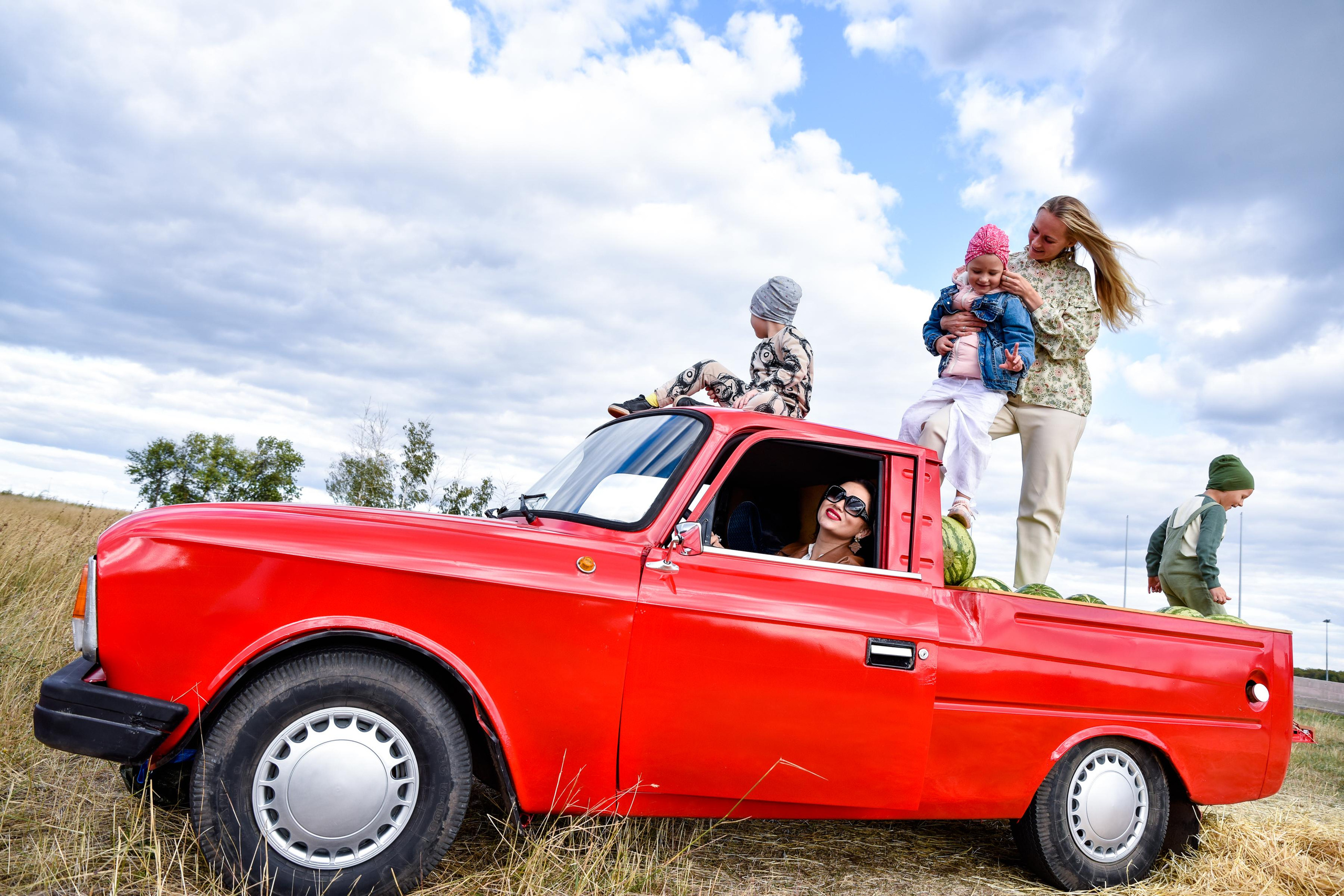 Красный пикап