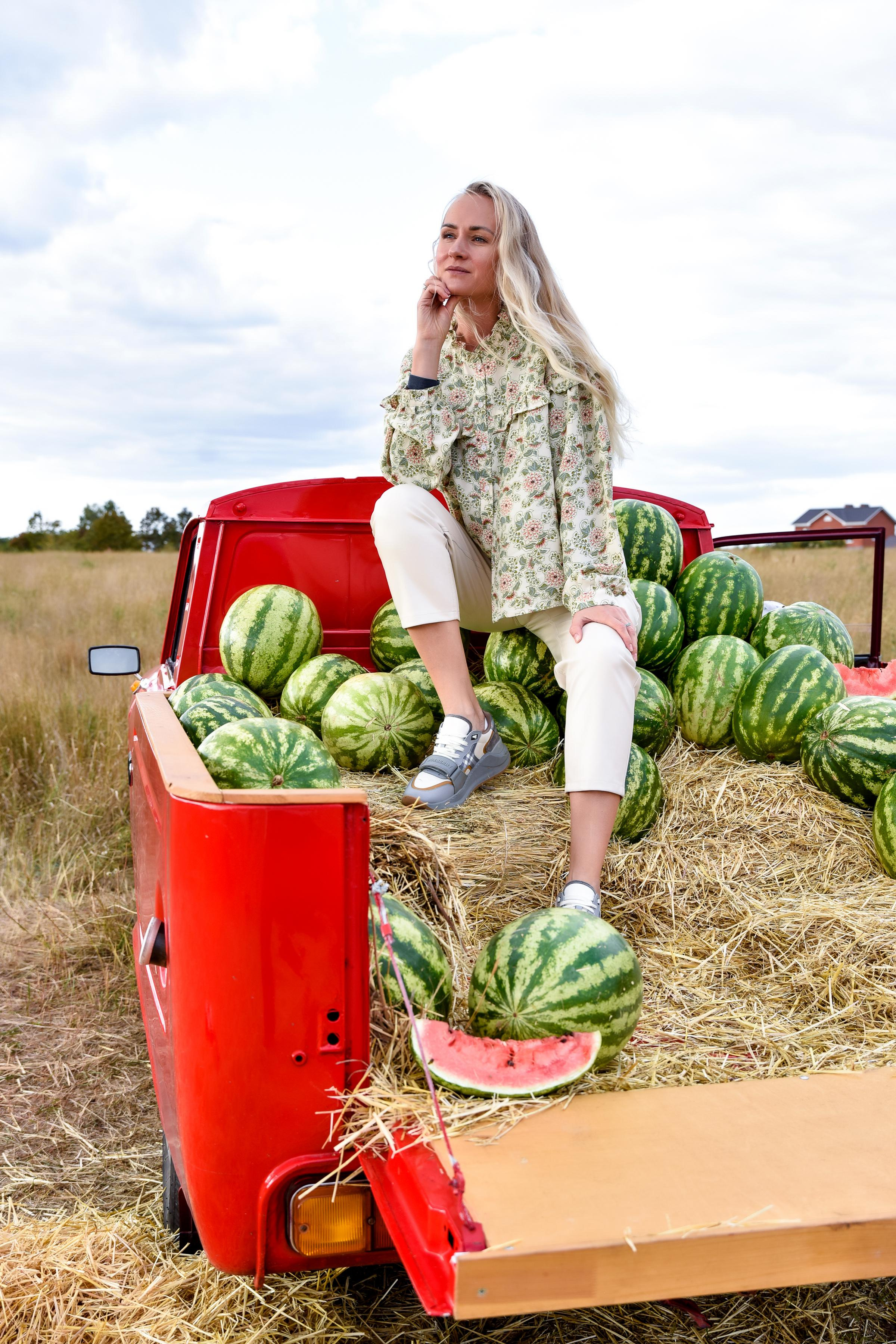 Красный пикап