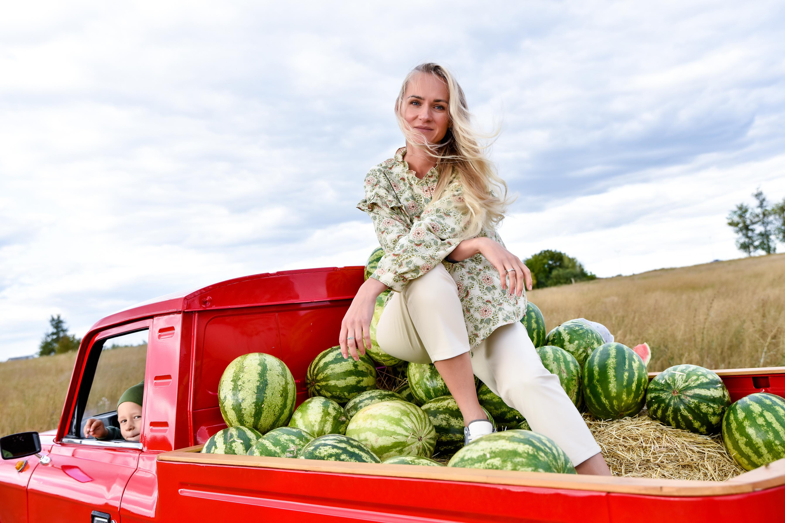 Красный пикап