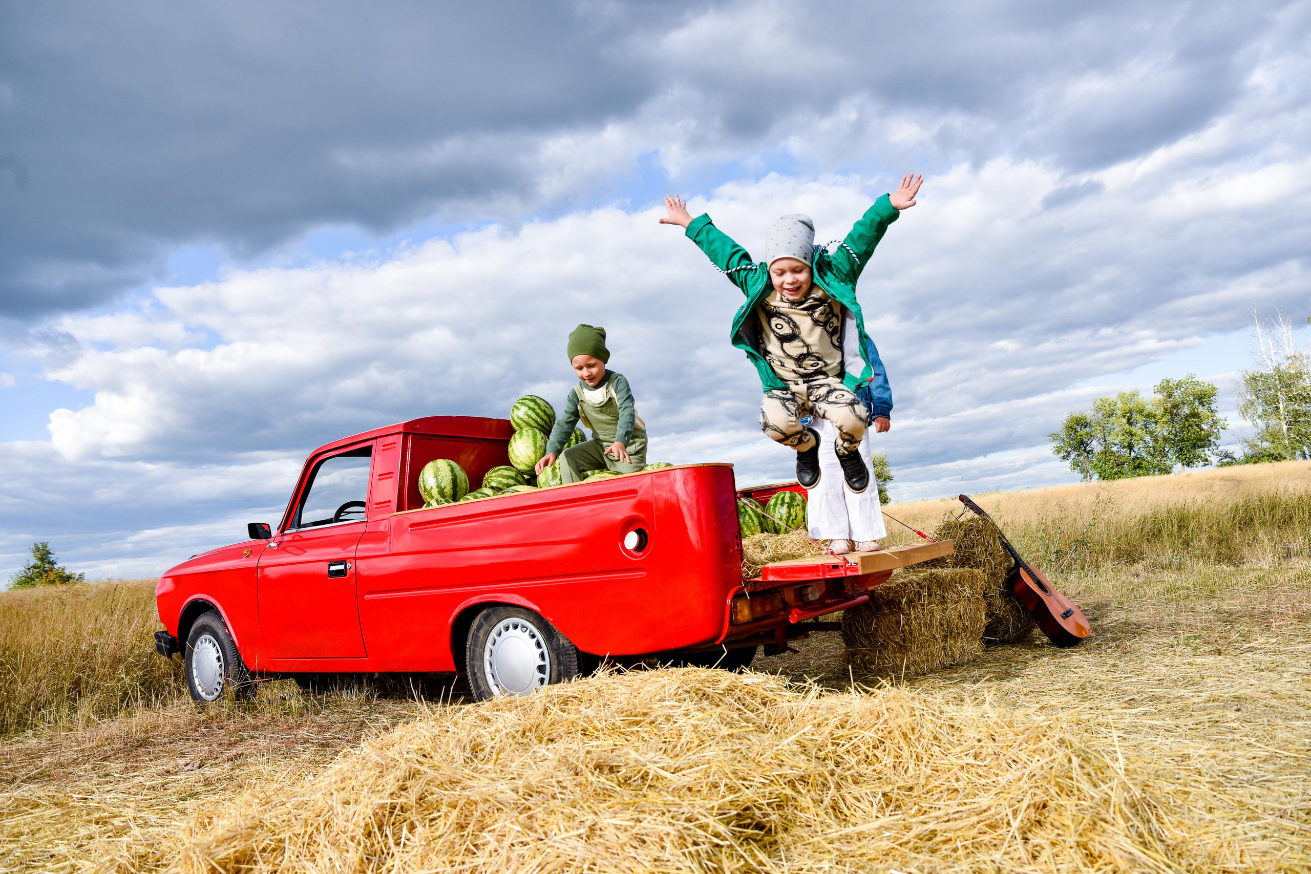 Красный пикап