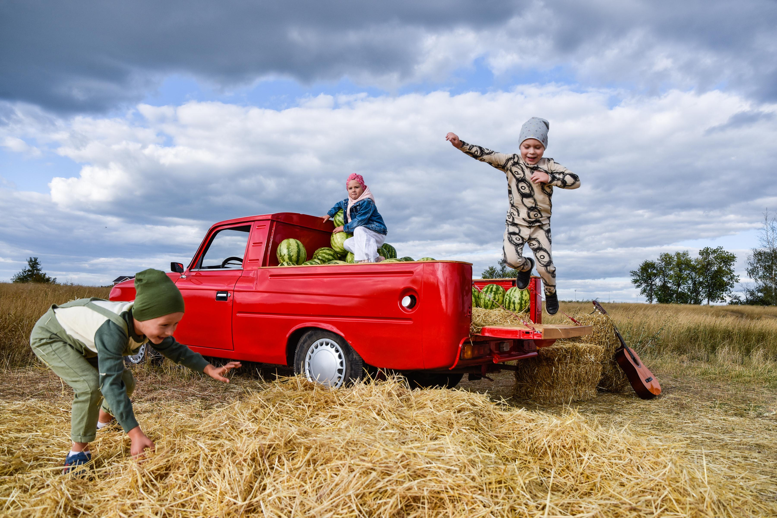 Красный пикап