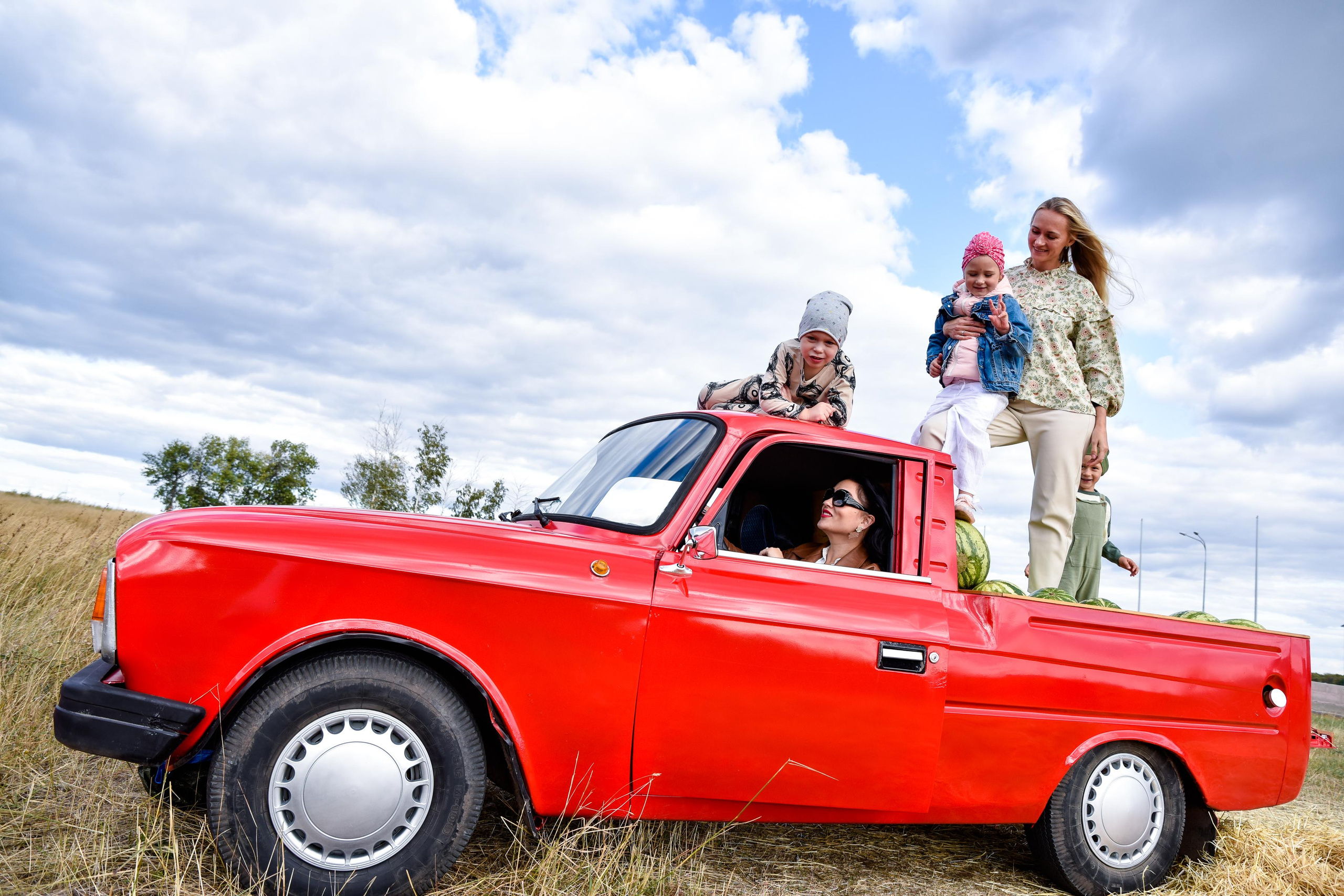 Красный пикап