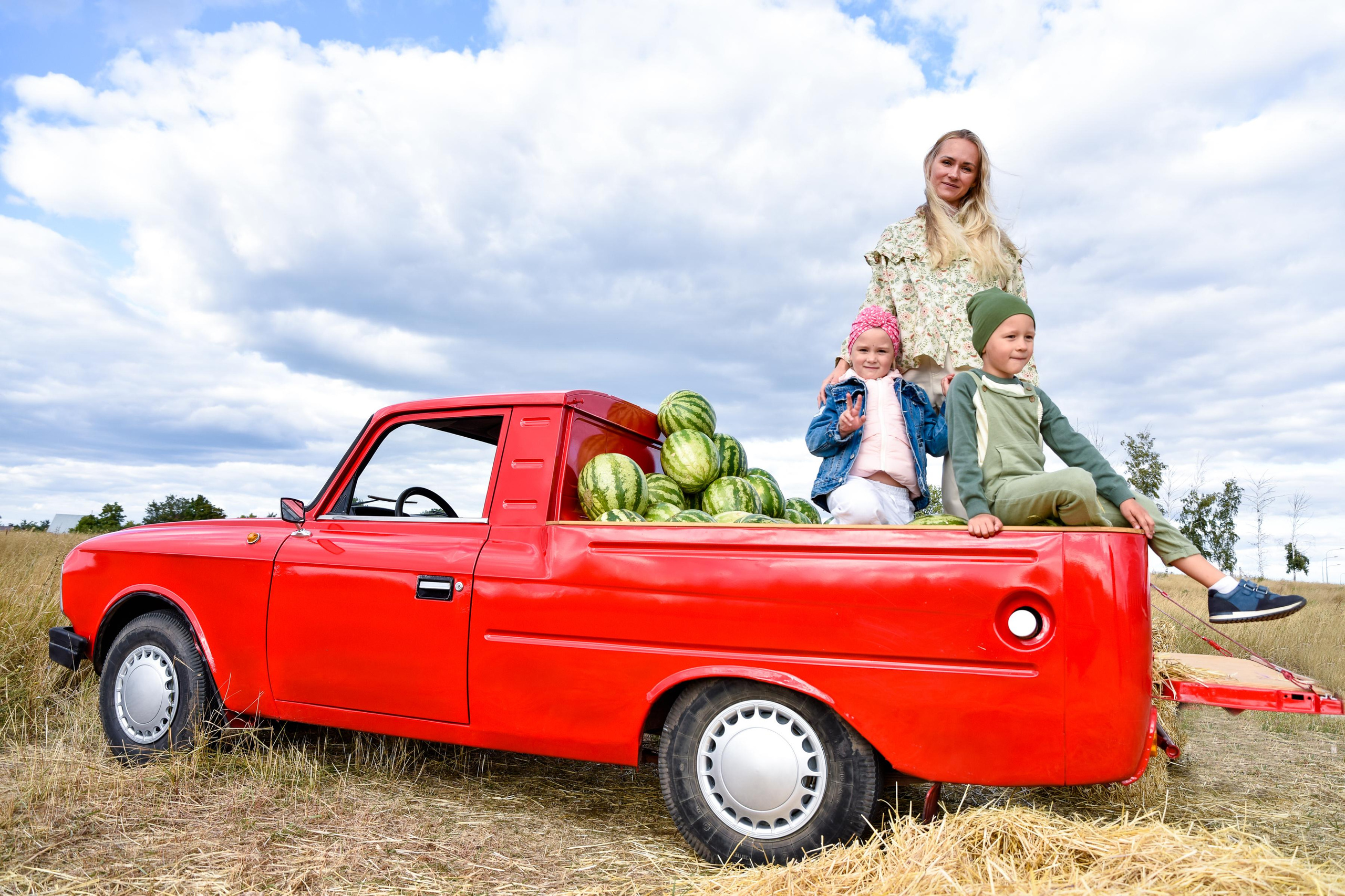 Красный пикап