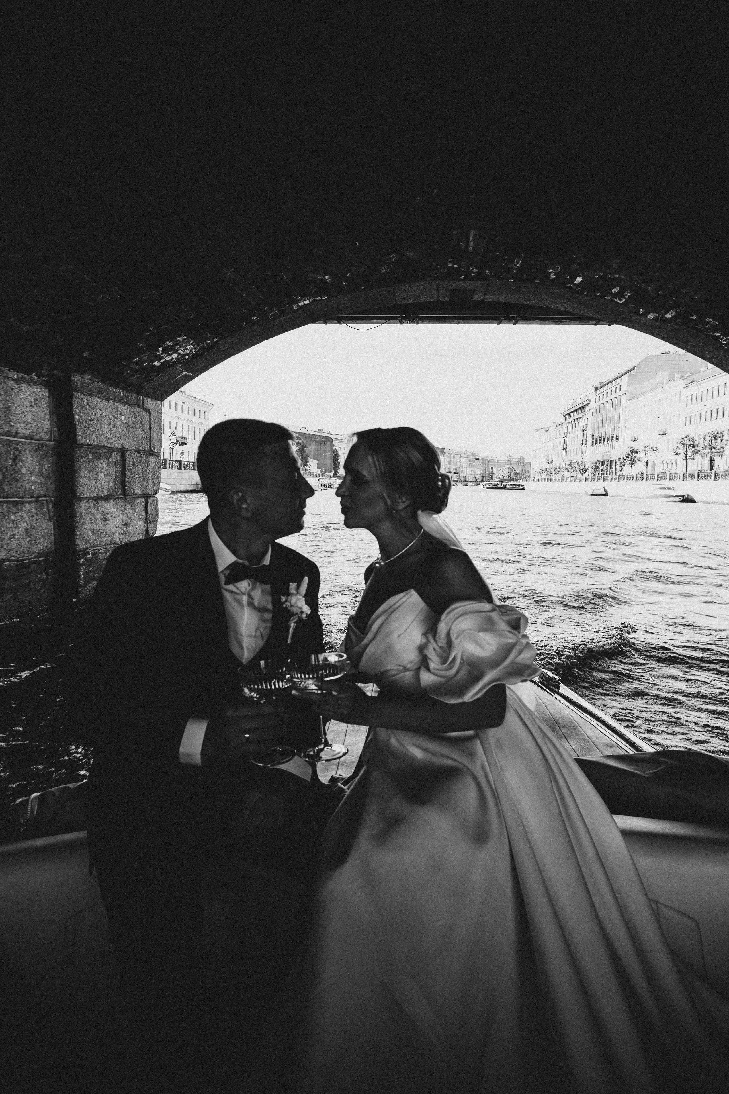 СВАДЕНБНАЯ СЬЕМКА НА КАТЕРЕ ПО КАНАЛАМ САНКТ-ПЕТЕРБУРГА И В АКВАТОРИИ НЕВЫ. Профессиональный фотограф, Санкт-Петербург — Виктория Богомолова