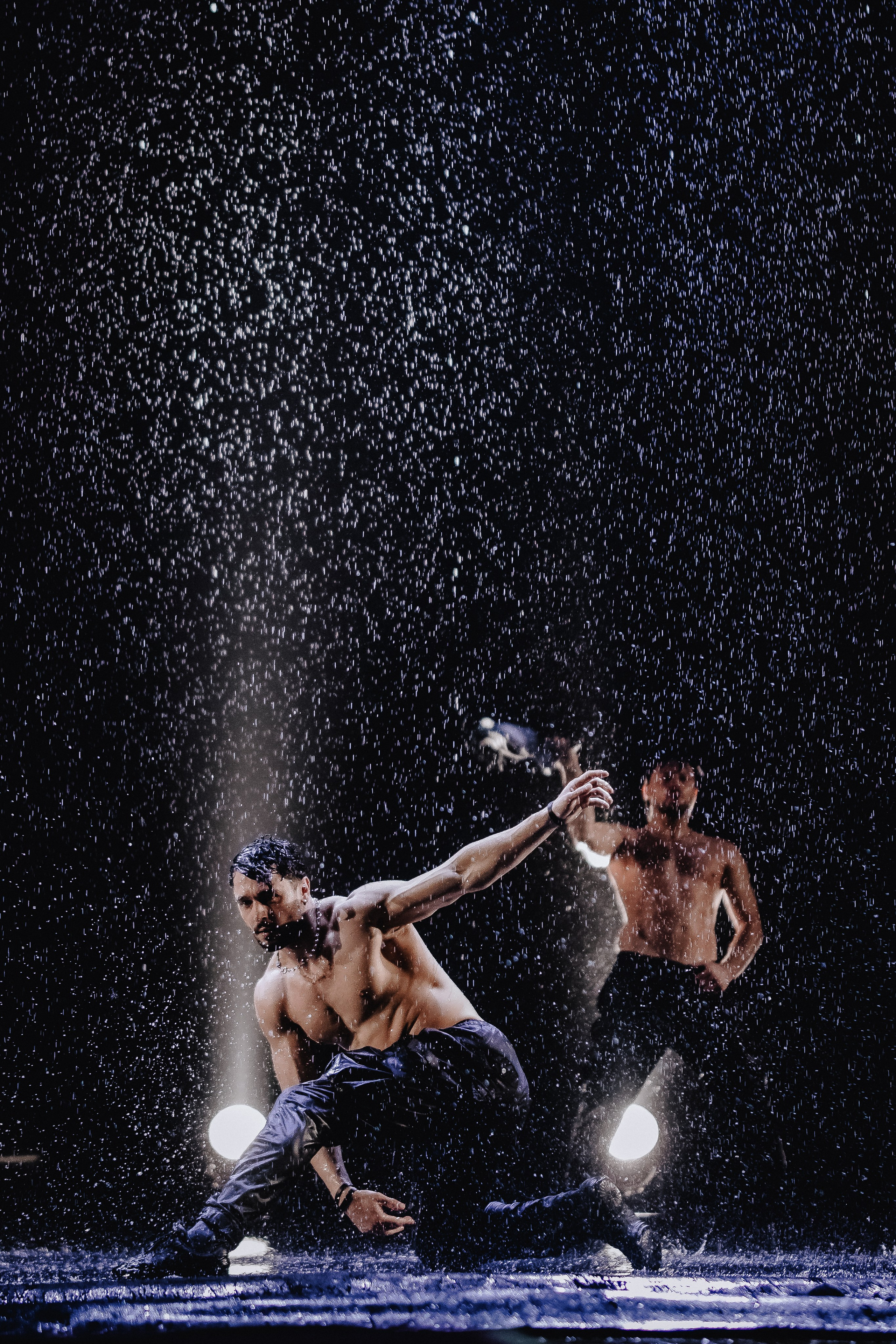 Шоу «Под дождём» 03 / 2025. ФОТОГРАФ ЕКАТЕРИНБУРГ