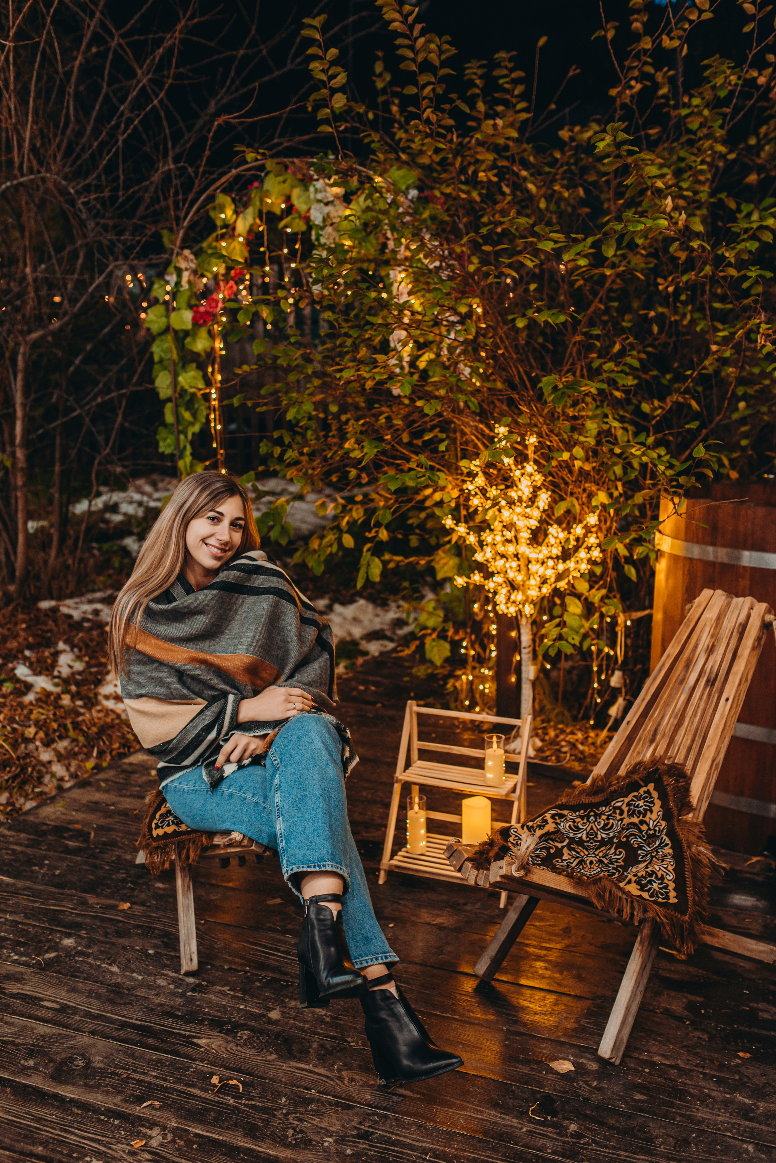 Осенняя фотосессия с вечерними огоньками в загородной локации в Иркутске