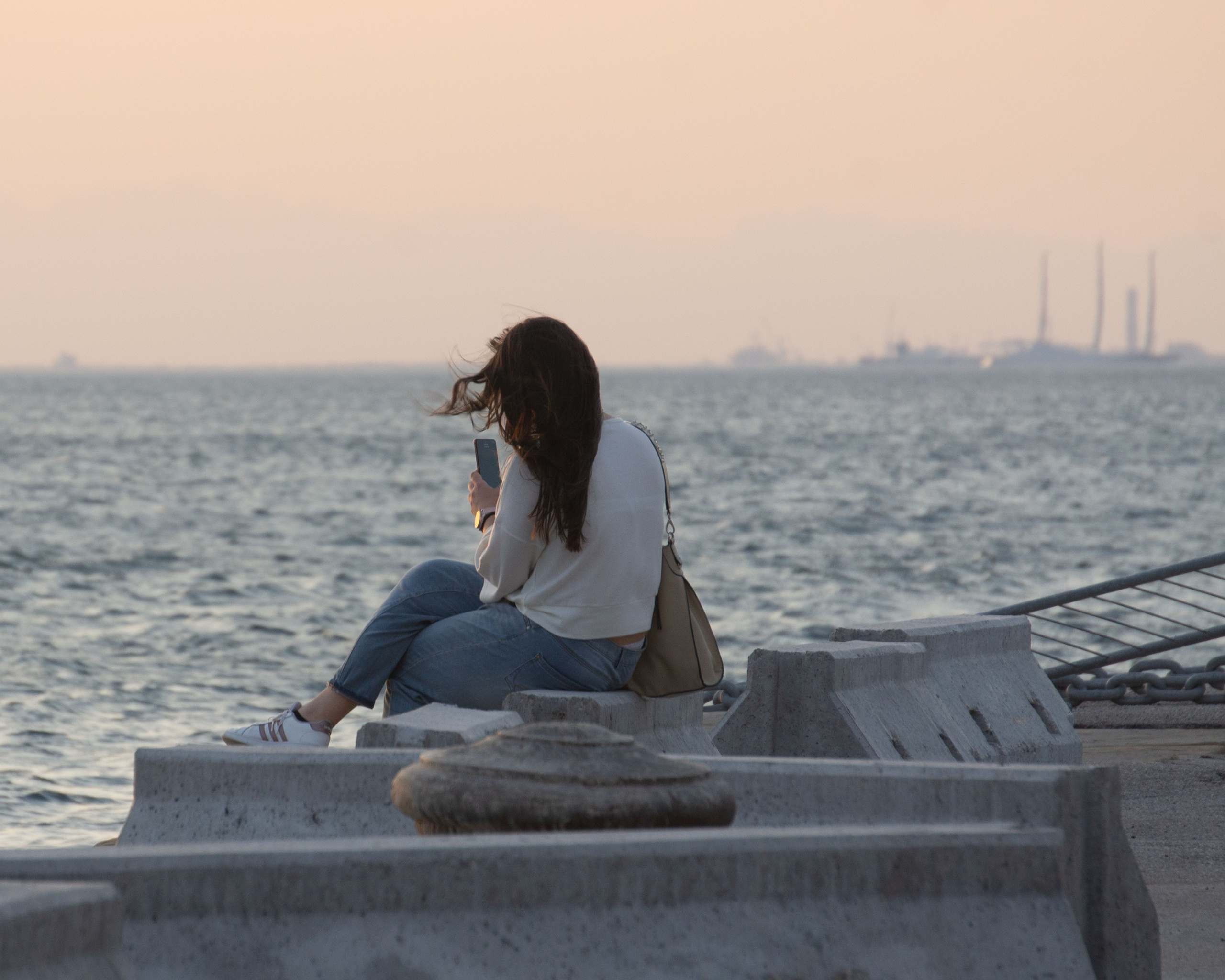 Uomini e telefoni. Fotografo Alina Imanbaeva Trieste e FVG