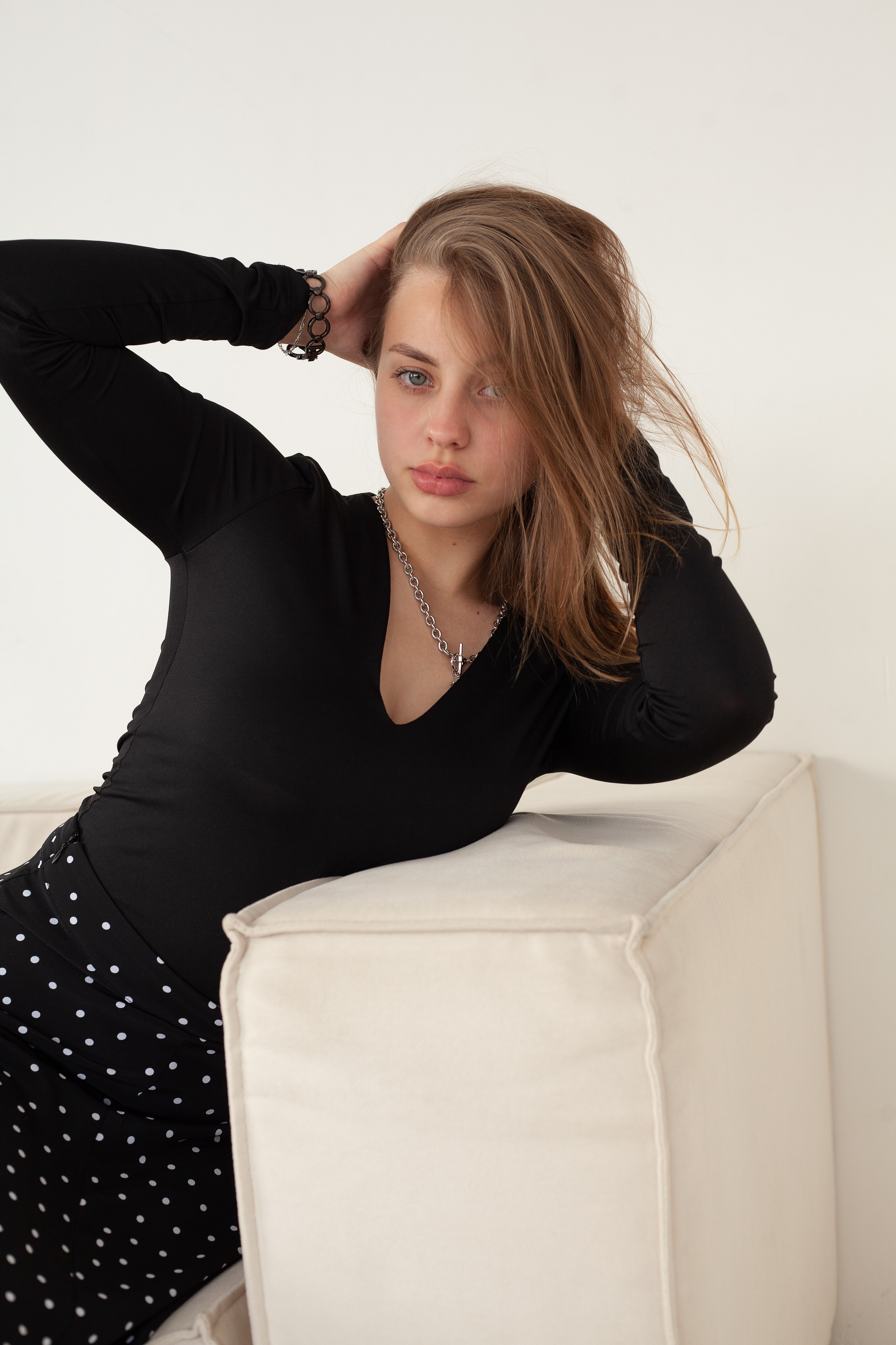 Женский портрет девушка поправляет волосы