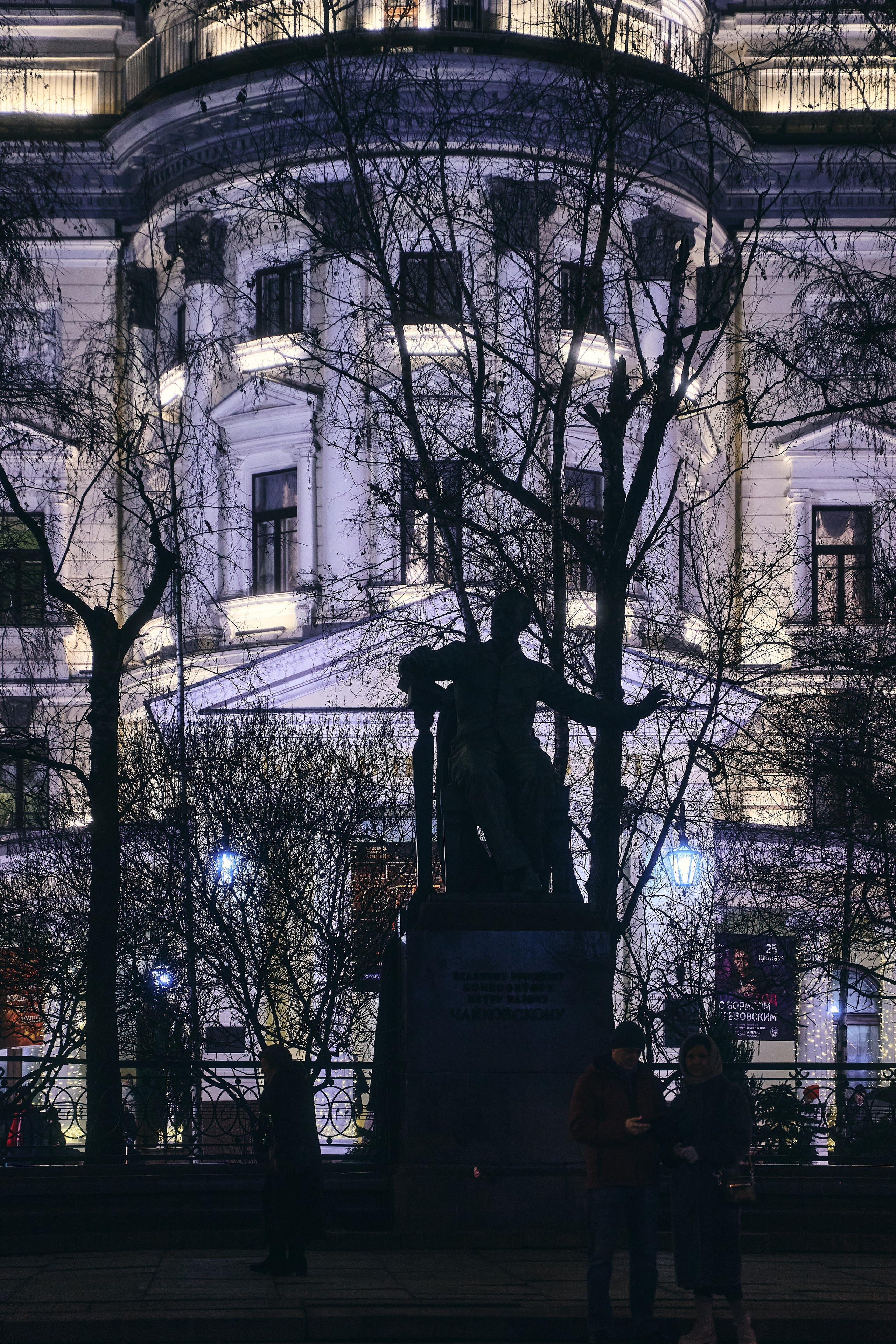 Архитектурная съемка, ночной ракурс на памятник П.И. Чайковскому на фоне Московской консерватории