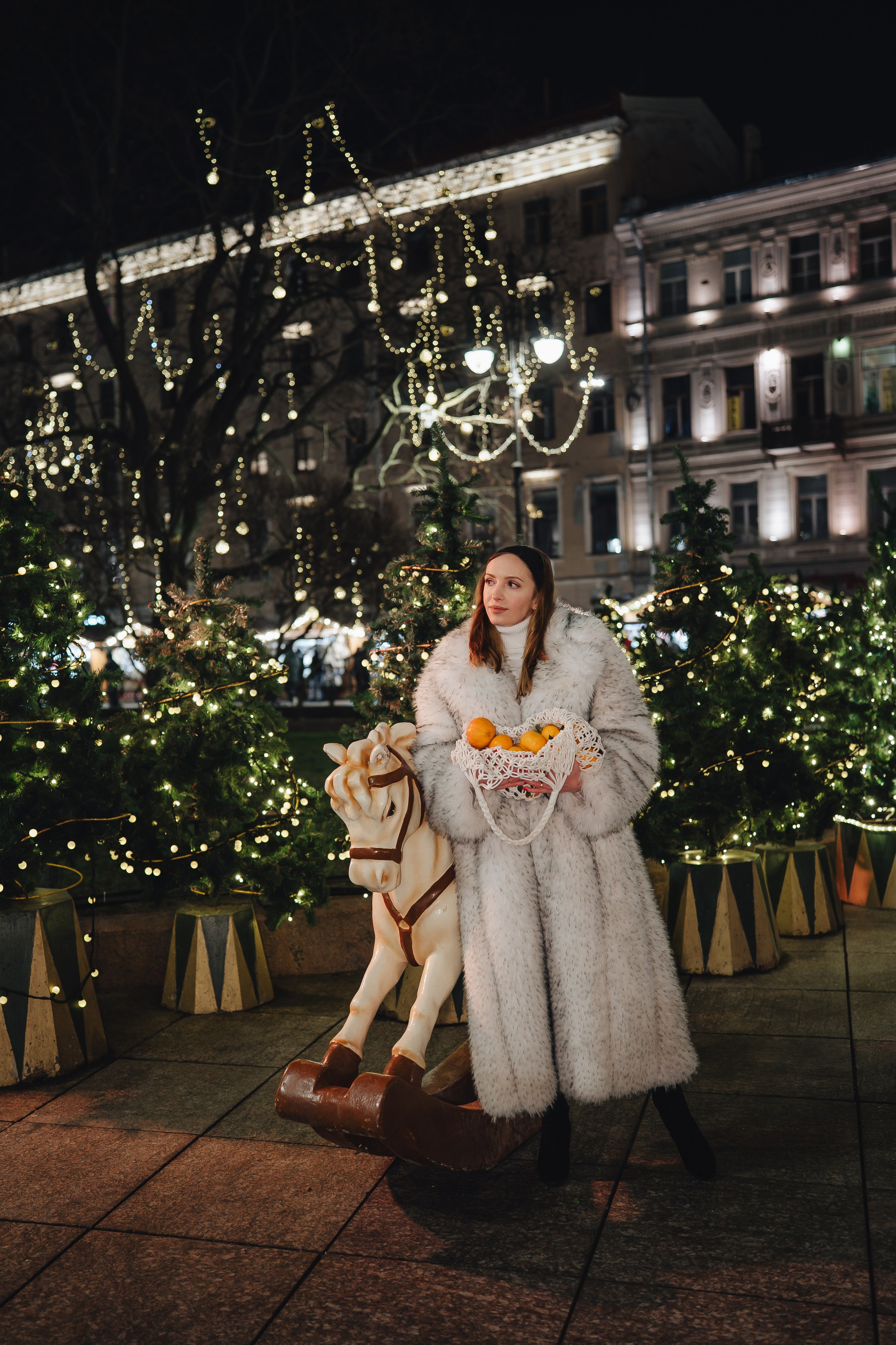 ПРОГУЛКА НА МАНЕЖНОЙ ПЛОЩАДИ ДЛЯ ДЕВУШКИ ПЕРЕД НОВЫМ ГОДОМ (НОВОГОДНЯЯ ФОТОСЕССИИЯ НА МАНЕЖНОЙ ПЛОЩАДИ). Профессиональный фотограф, Санкт-Петербург — Виктория Богомолова
