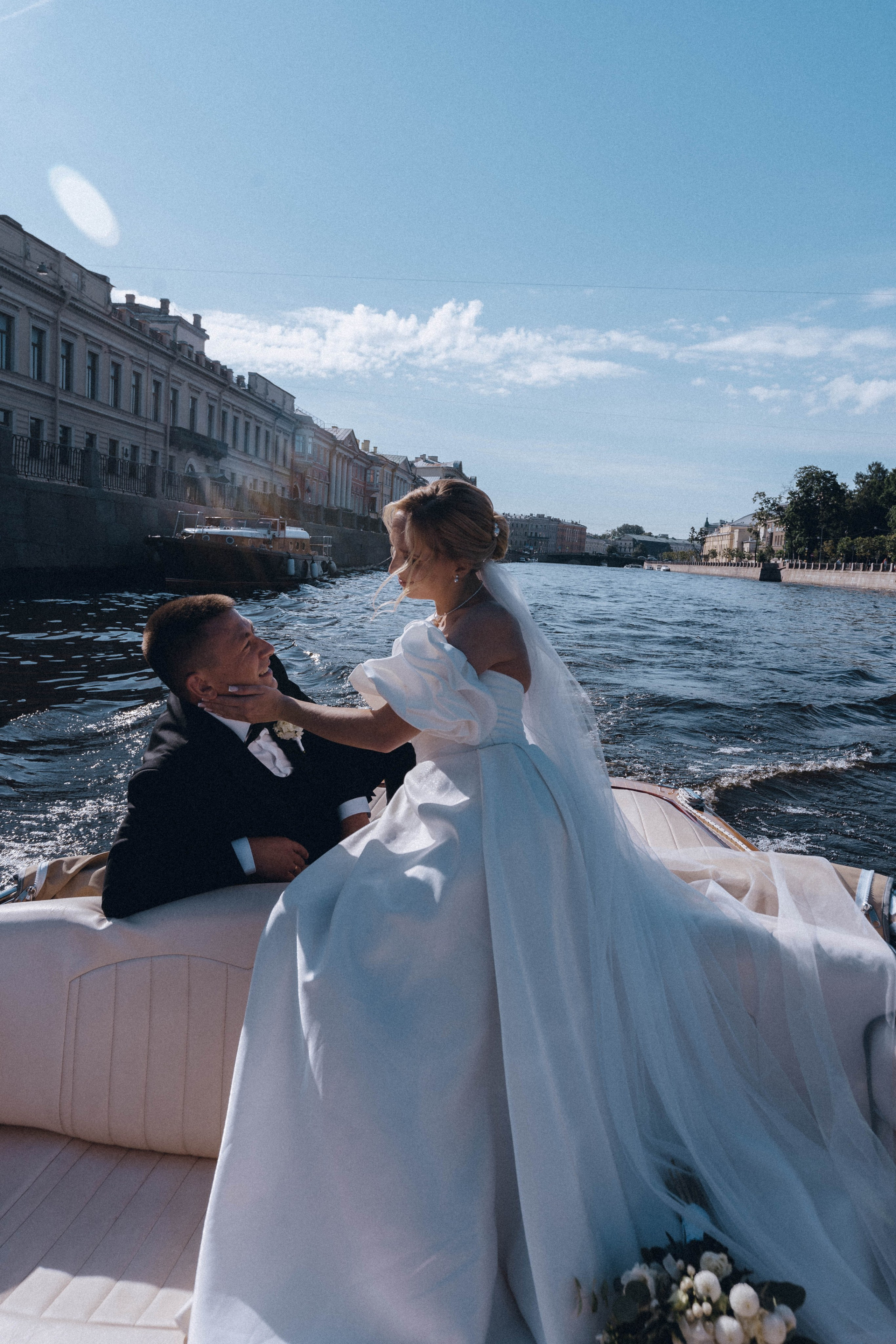 СВАДЕНБНАЯ СЬЕМКА НА КАТЕРЕ ПО КАНАЛАМ САНКТ-ПЕТЕРБУРГА И В АКВАТОРИИ НЕВЫ. Профессиональный фотограф, Санкт-Петербург — Виктория Богомолова