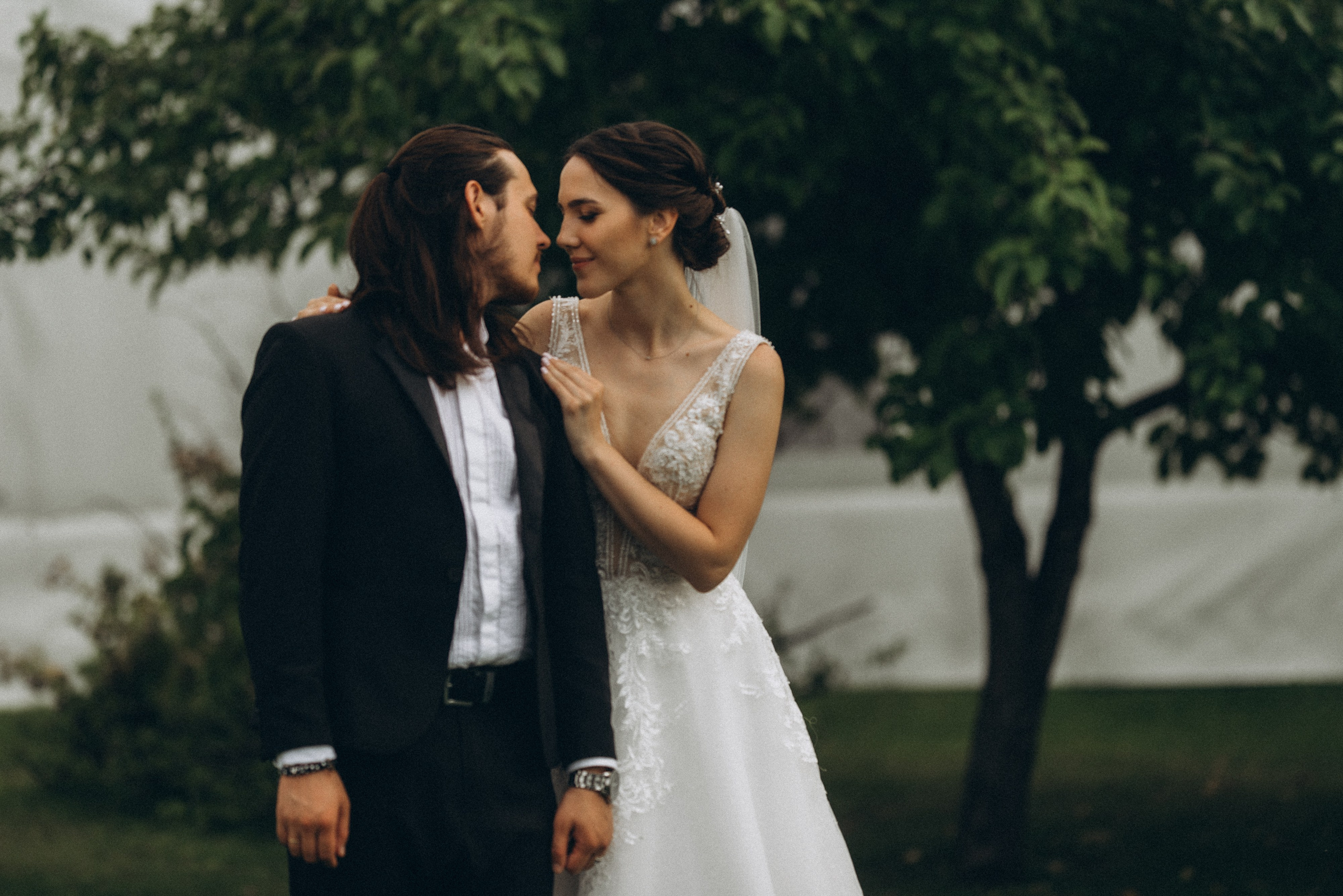 Портрет улыбающейся Линды в профиль. Легкость, нежность и радость свадебного дня.