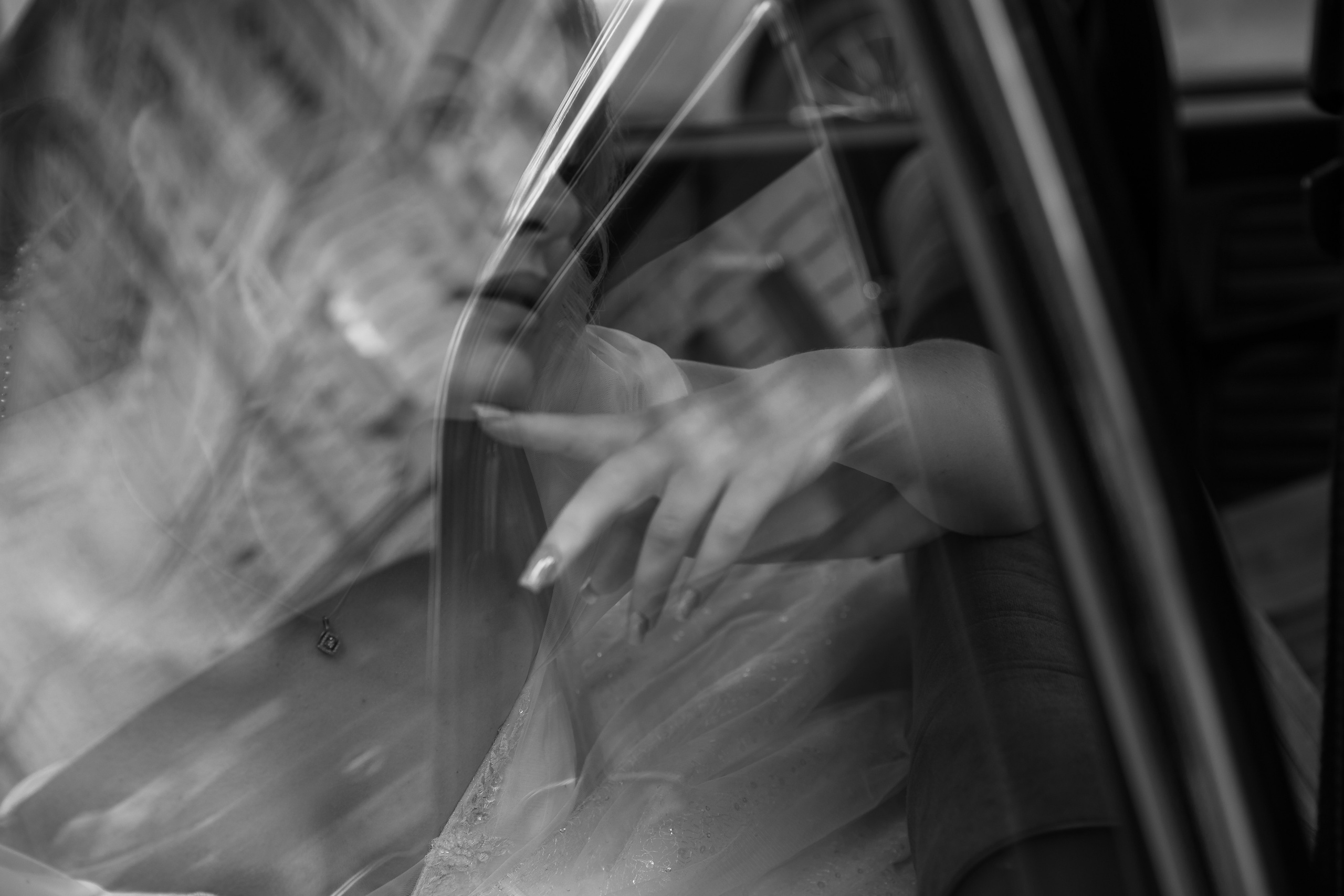 Портрет невесты в машине