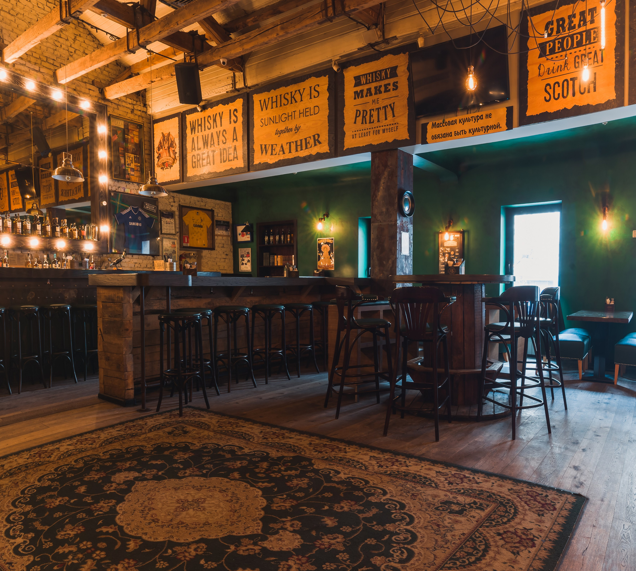Алматы, William Lawson's 13 — легендарный паб, открытый в 2015 году, ставший вторым домом для многих алматинцев, Алматы, июнь 2024. Интерьерный фотограф Алматы