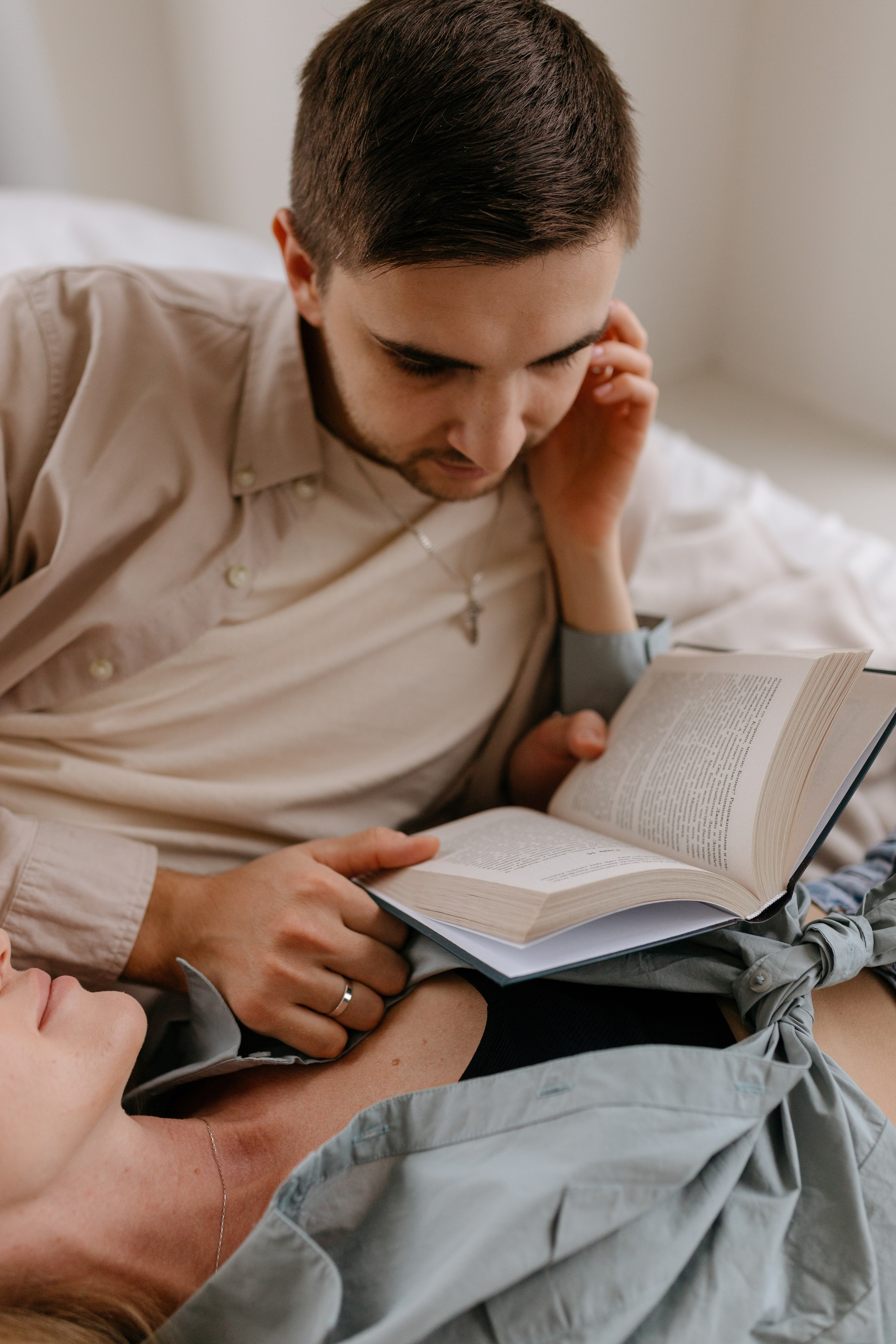 Парная фотосессия в минималистичной студии. Сестры Карабаза. Фотографы и ретушеры в Москве и Санкт-Петербурге