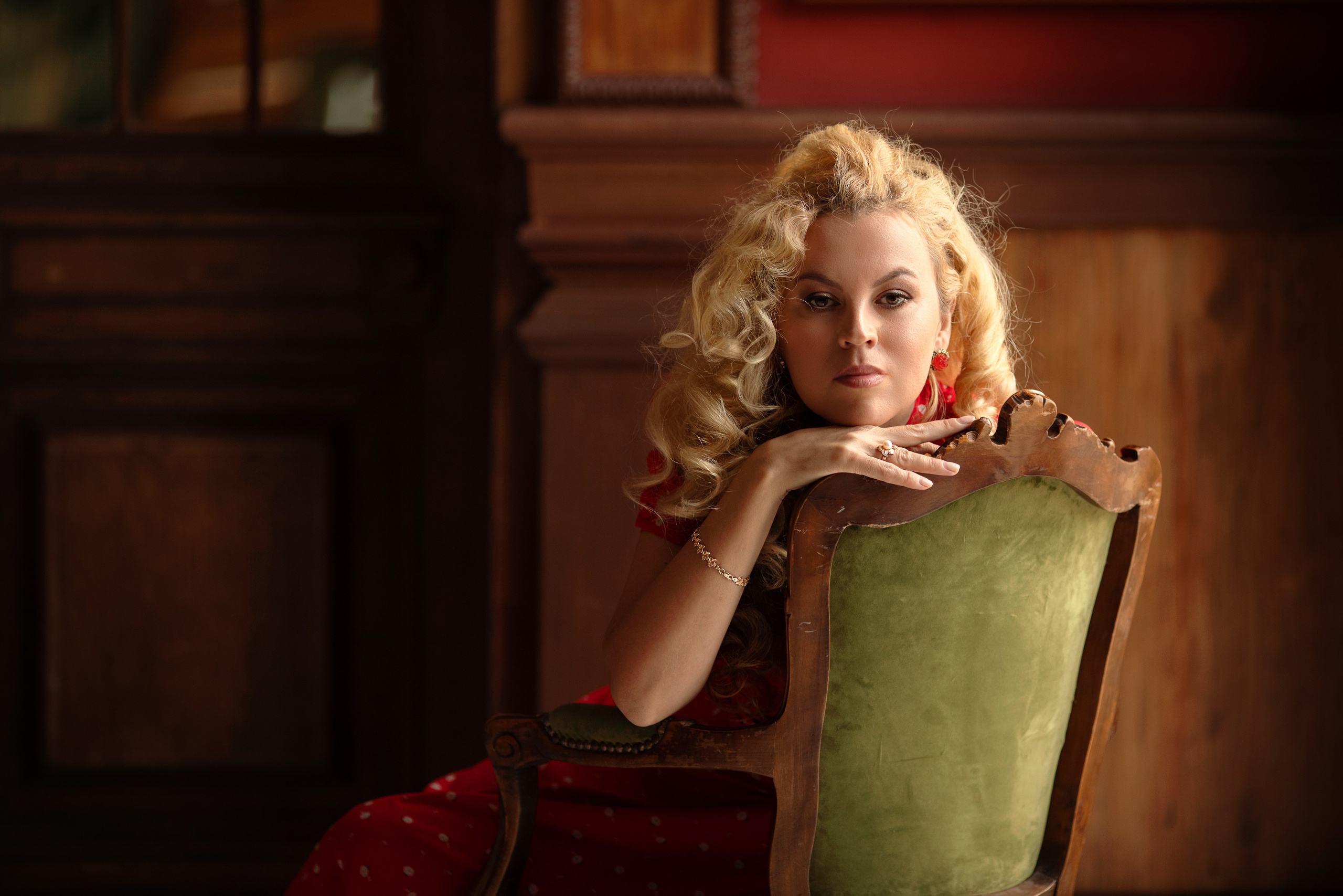 Женский портрет в студии Leona Stage. Детский и семейный фотограф Муксимова Ирина