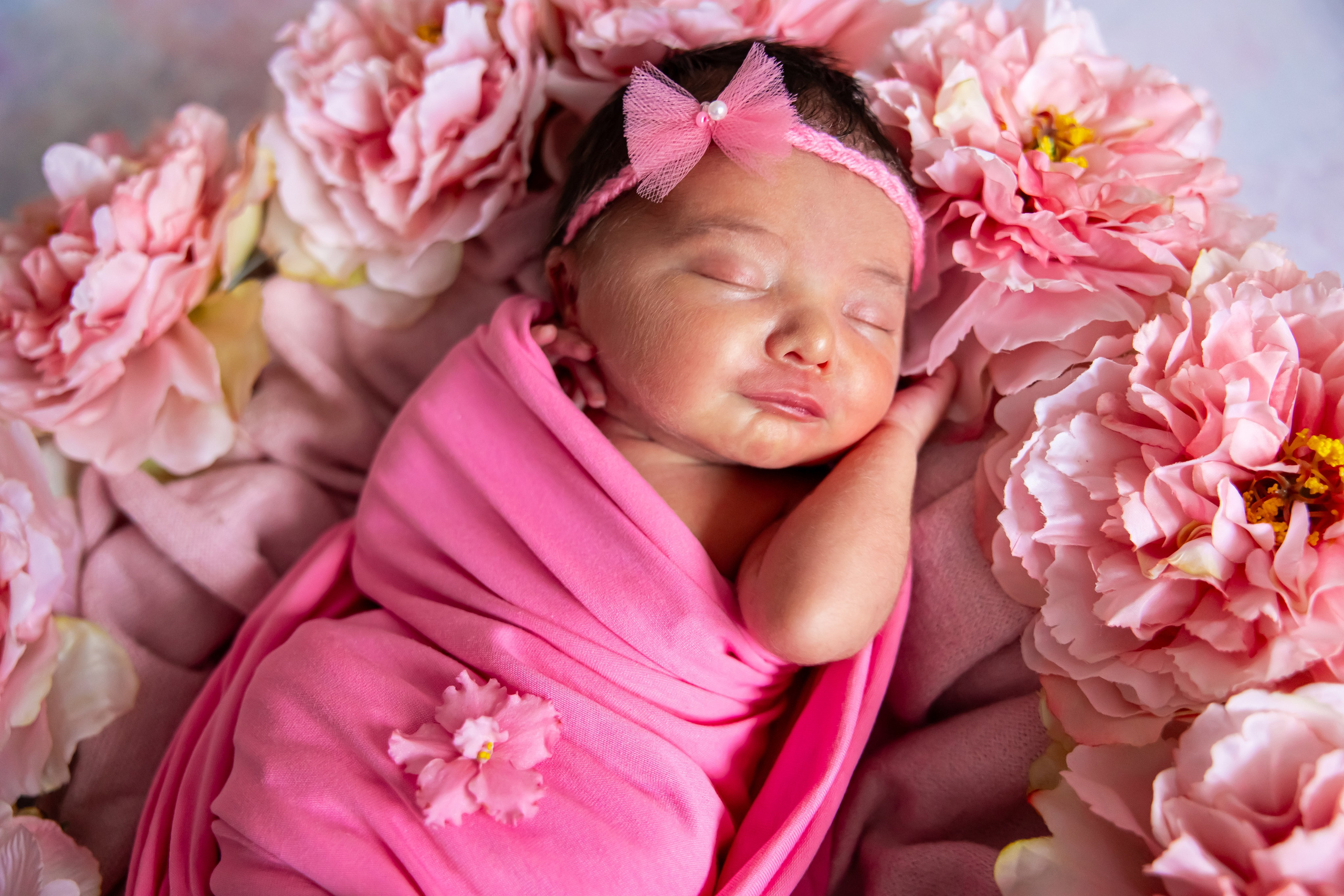 Кира в пионах. Оксана Ромашкина- семейный и ньюборн фотограф из Москвы