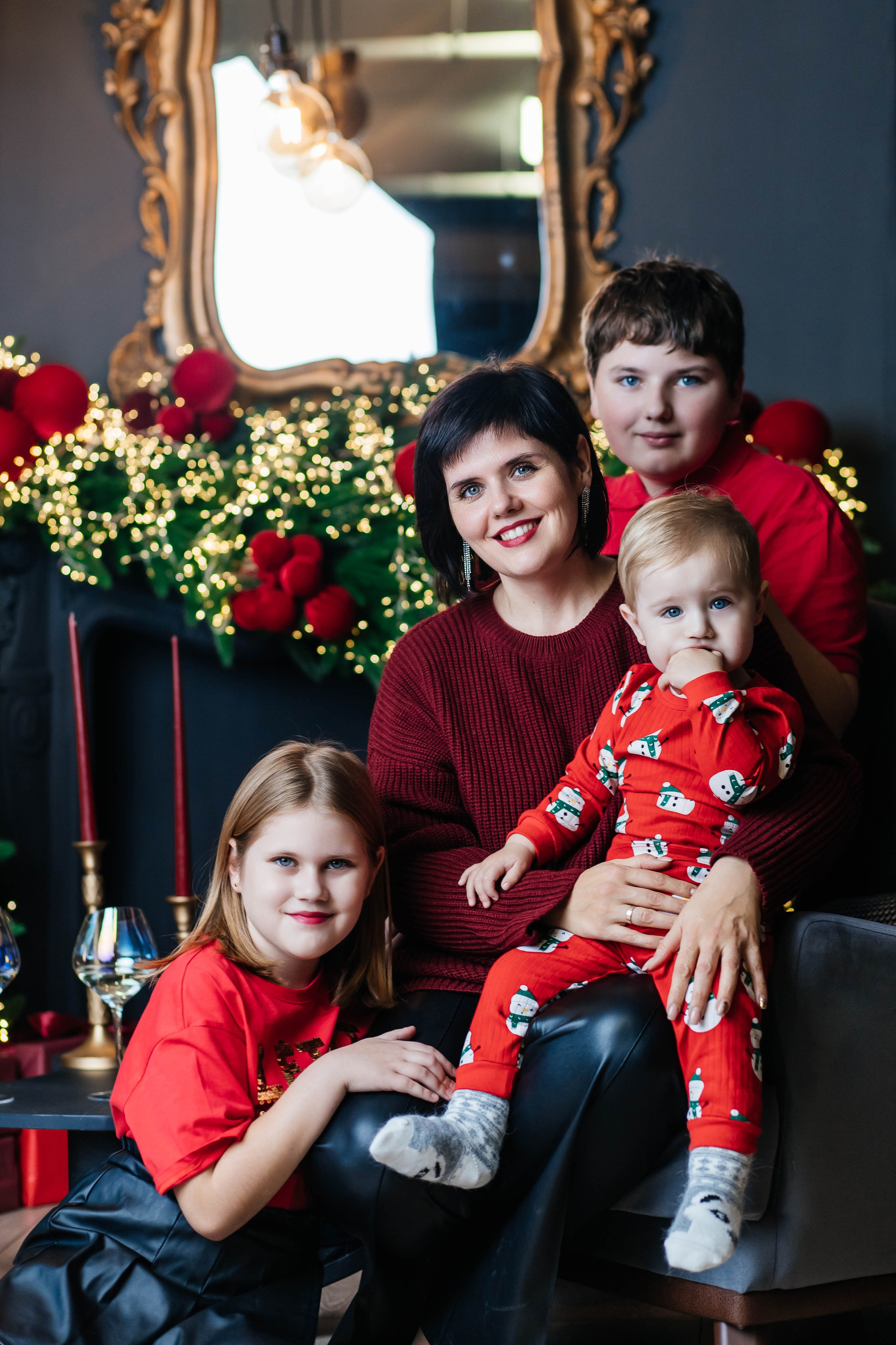 Оля и детки Новый год 2026. Женский фотограф в Оренбурге Ирина Заводчикова