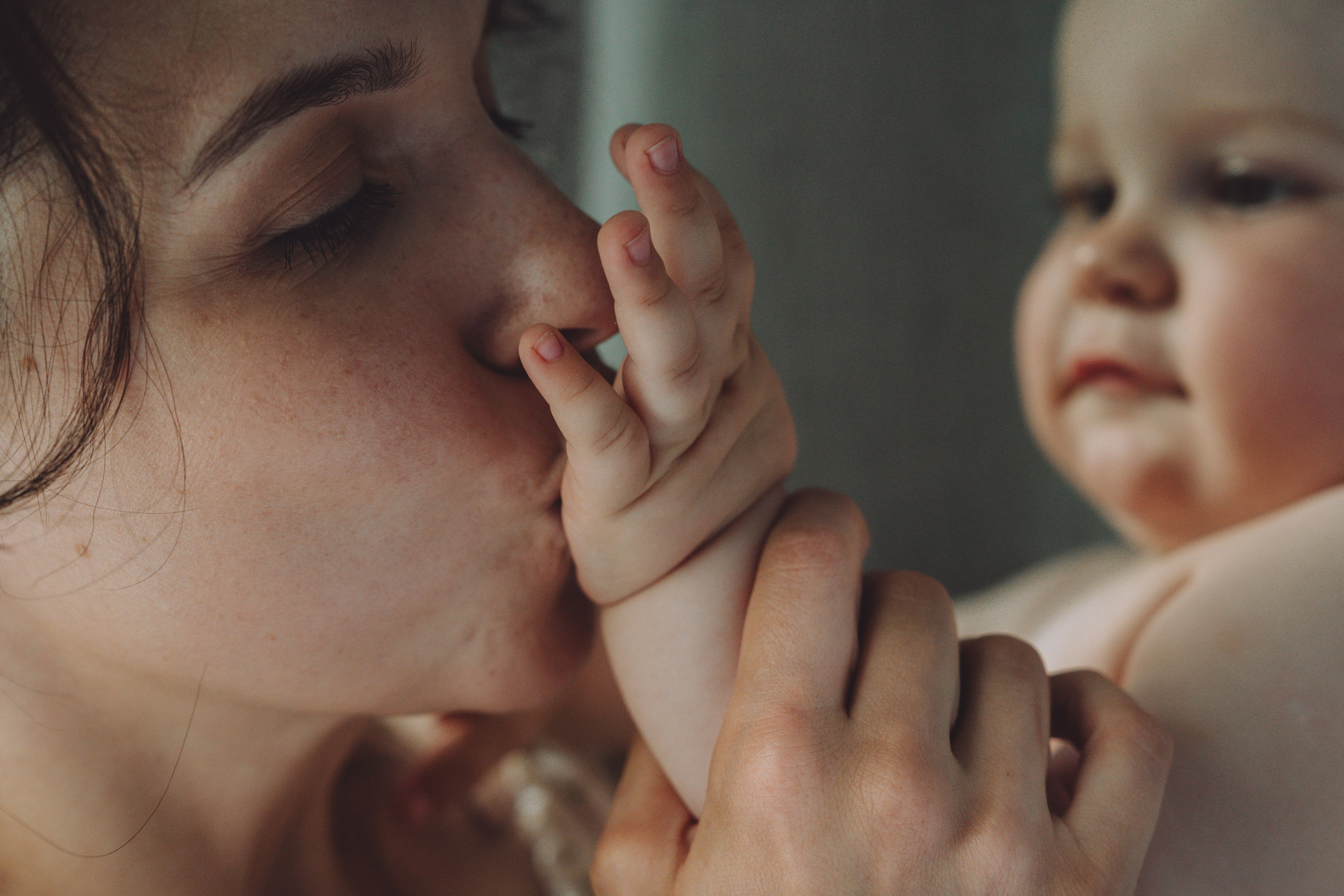 МАТЕРИНСТВО — ЭТО ПУТЬ, ГДЕ МАЛЕНЬКИЕ ЛАДОШКИ ВЕДУТ К БОЛЬШИМ ОТКРЫТИЯМ. Семейный и детский фотограф Анна Бренч