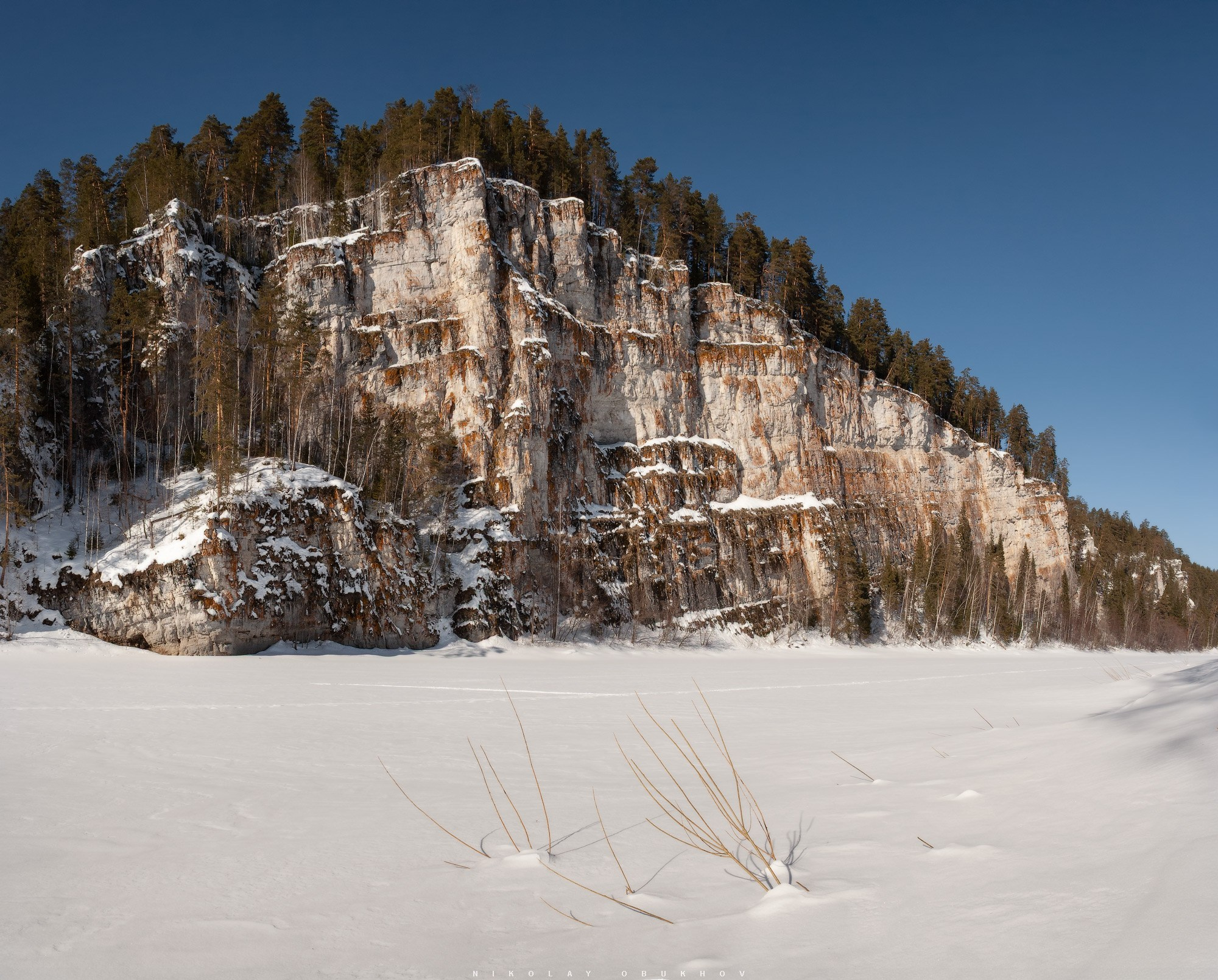 Зимний вид Камня Дыроватый