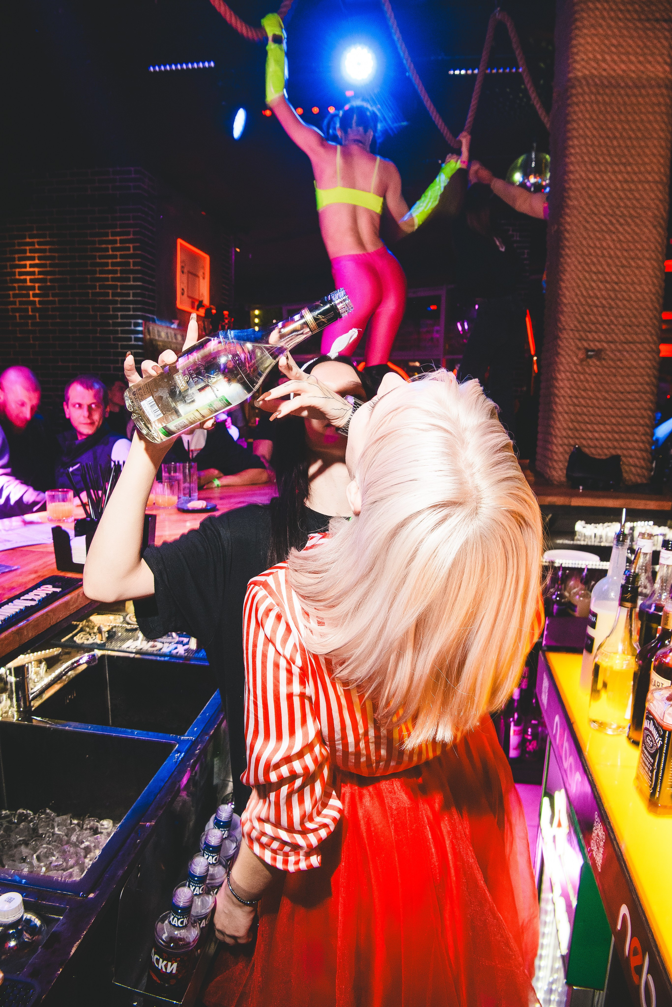 Фотоотчёты о вечеринках для НеБар Волгоград. Или стиль «пьяный фотограф». Фотограф в Волгограде и Волжском Александр Горбань