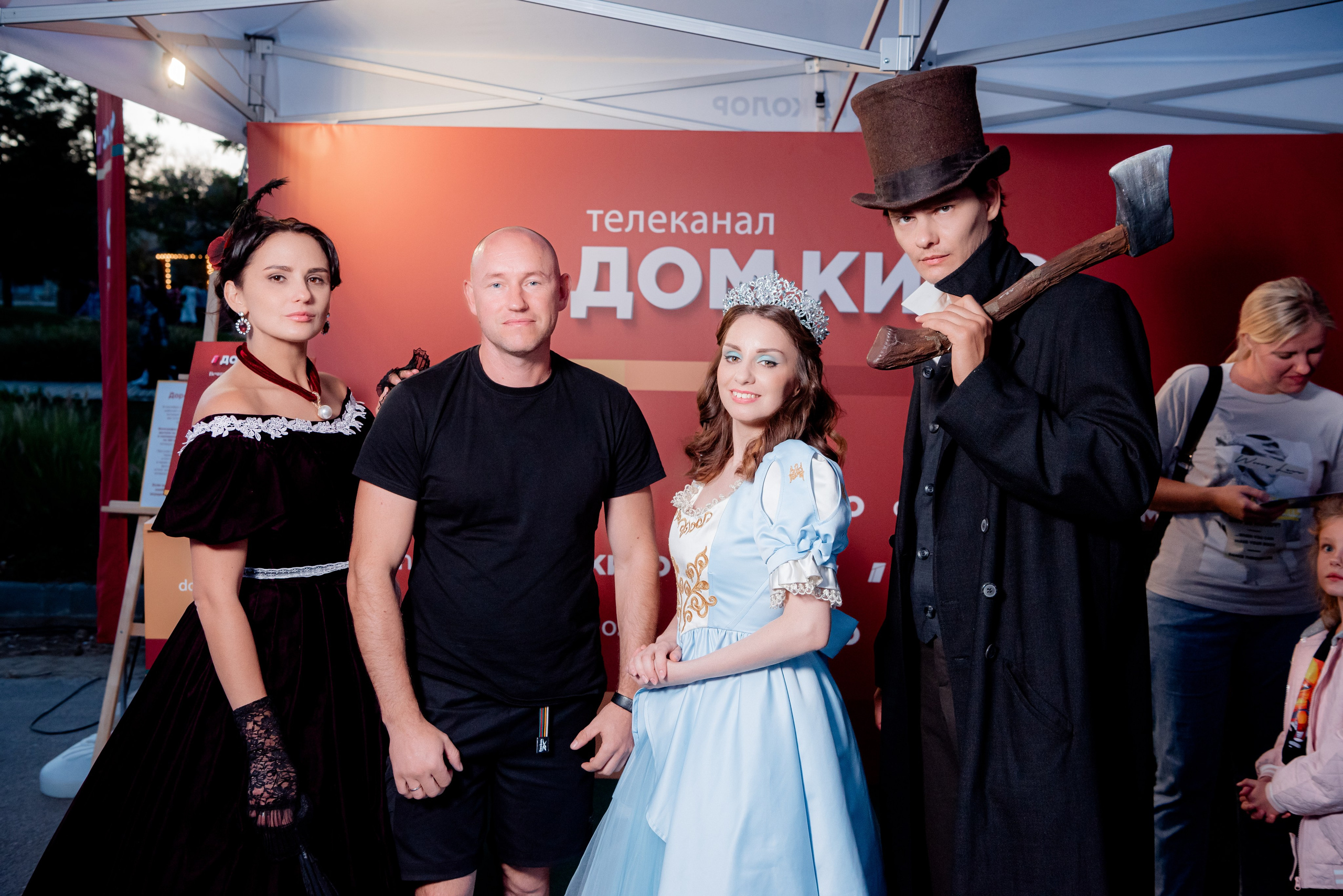 Портретные фото с артистами в палатке Триколор Дом Кинов на день города Волгоград. Фотограф в Волгограде и Волжском Александр Горбань