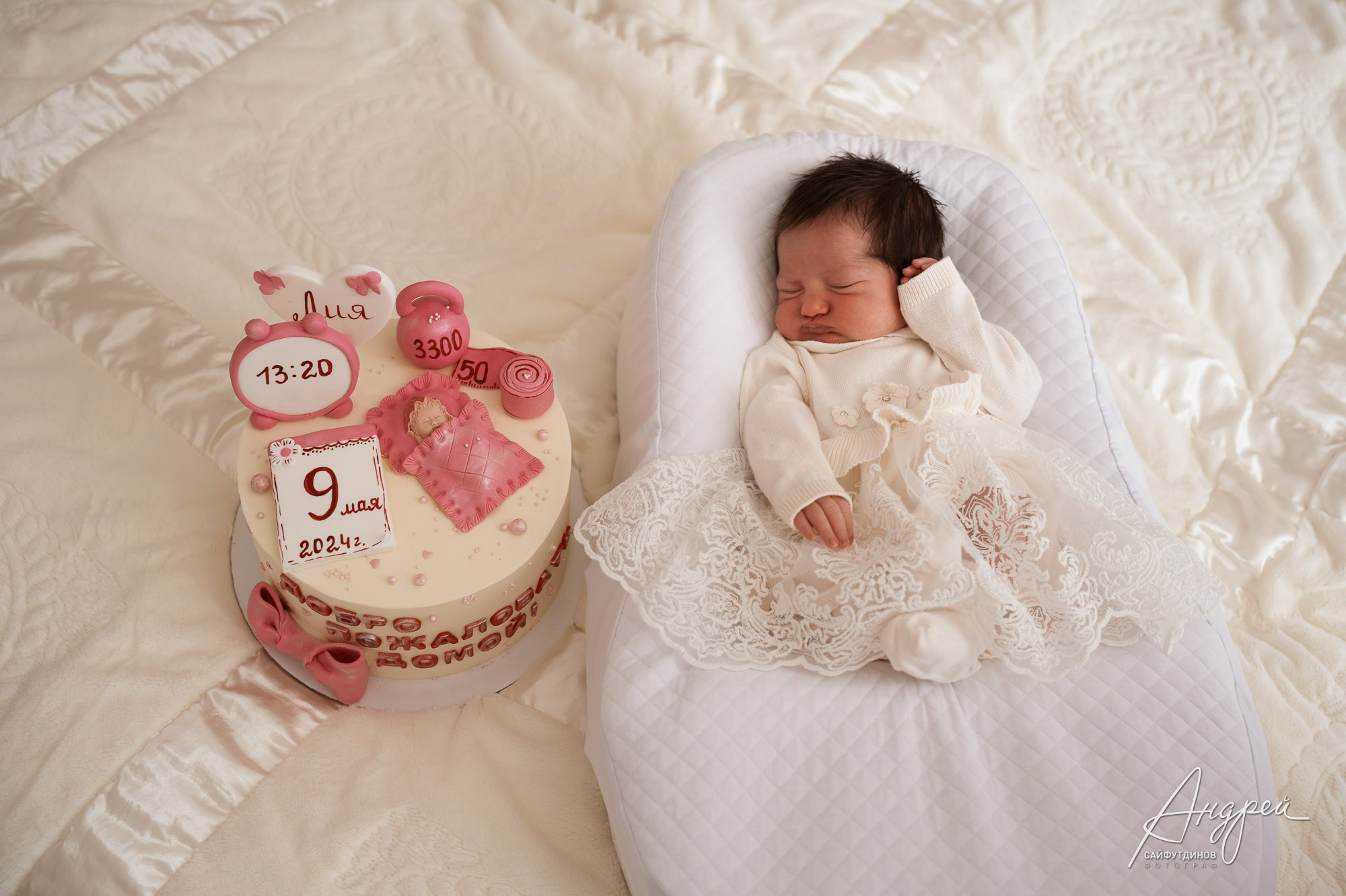 Новорожденная девочка с розовым тортом, фотосессия младенца в Ростове-на-Дону, фотограф Андрей Сайфутдинов.