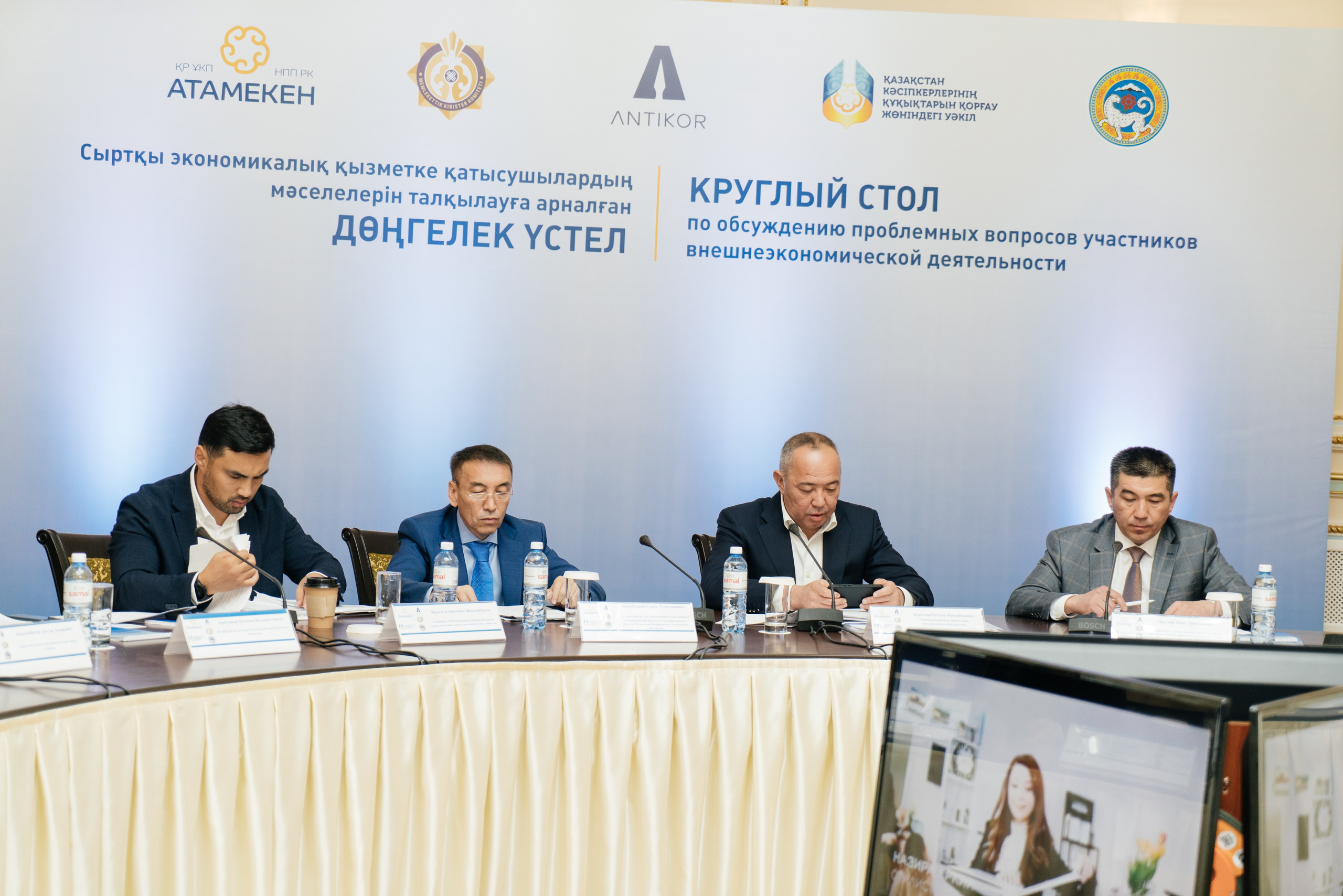 Круглый стол. Свадебный фотограф алматы Шожебаев Кайрат